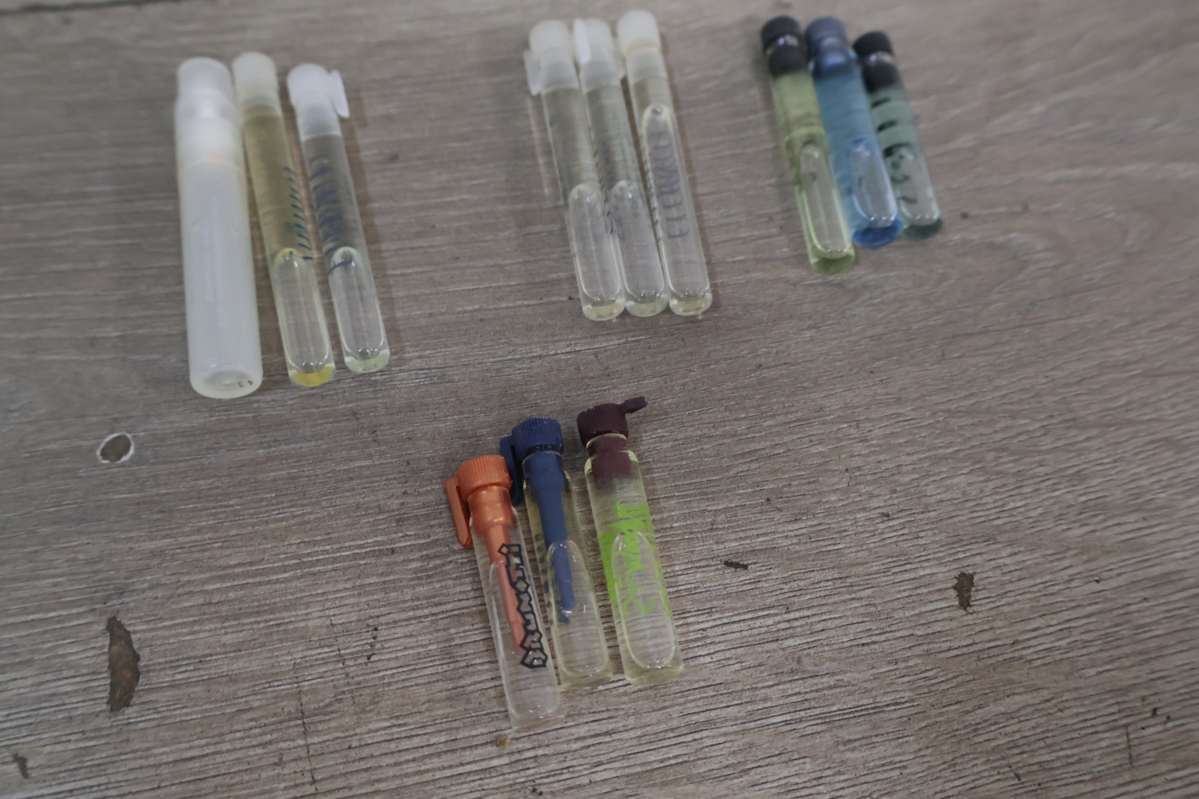 Assortiment parfumflesjes – foto 8 – kavel bij GSD Auctions, Zoeterwoude