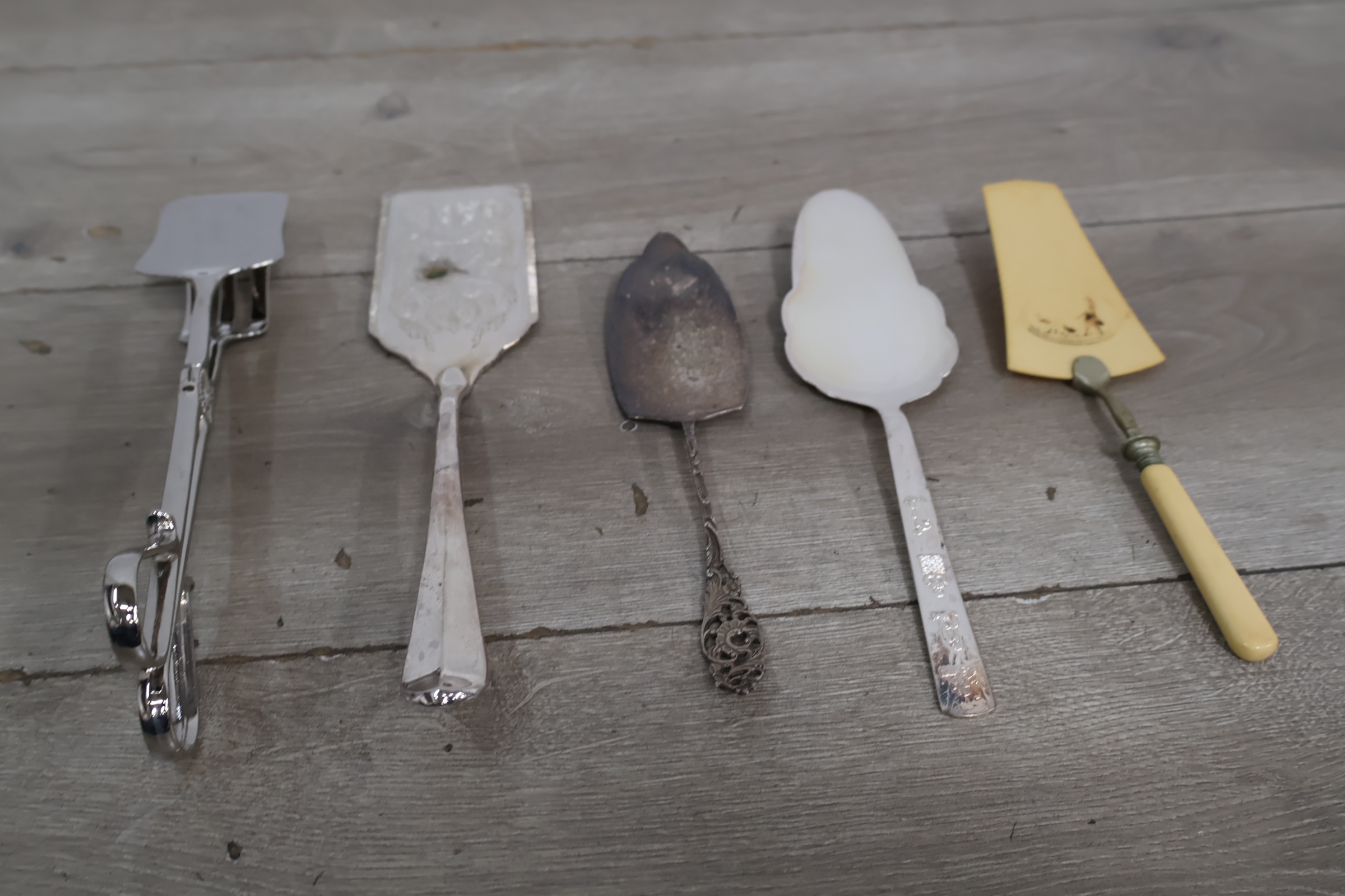 Set van 5 gebaksscheppen – foto 3 – kavel bij GSD Auctions, Zoeterwoude
