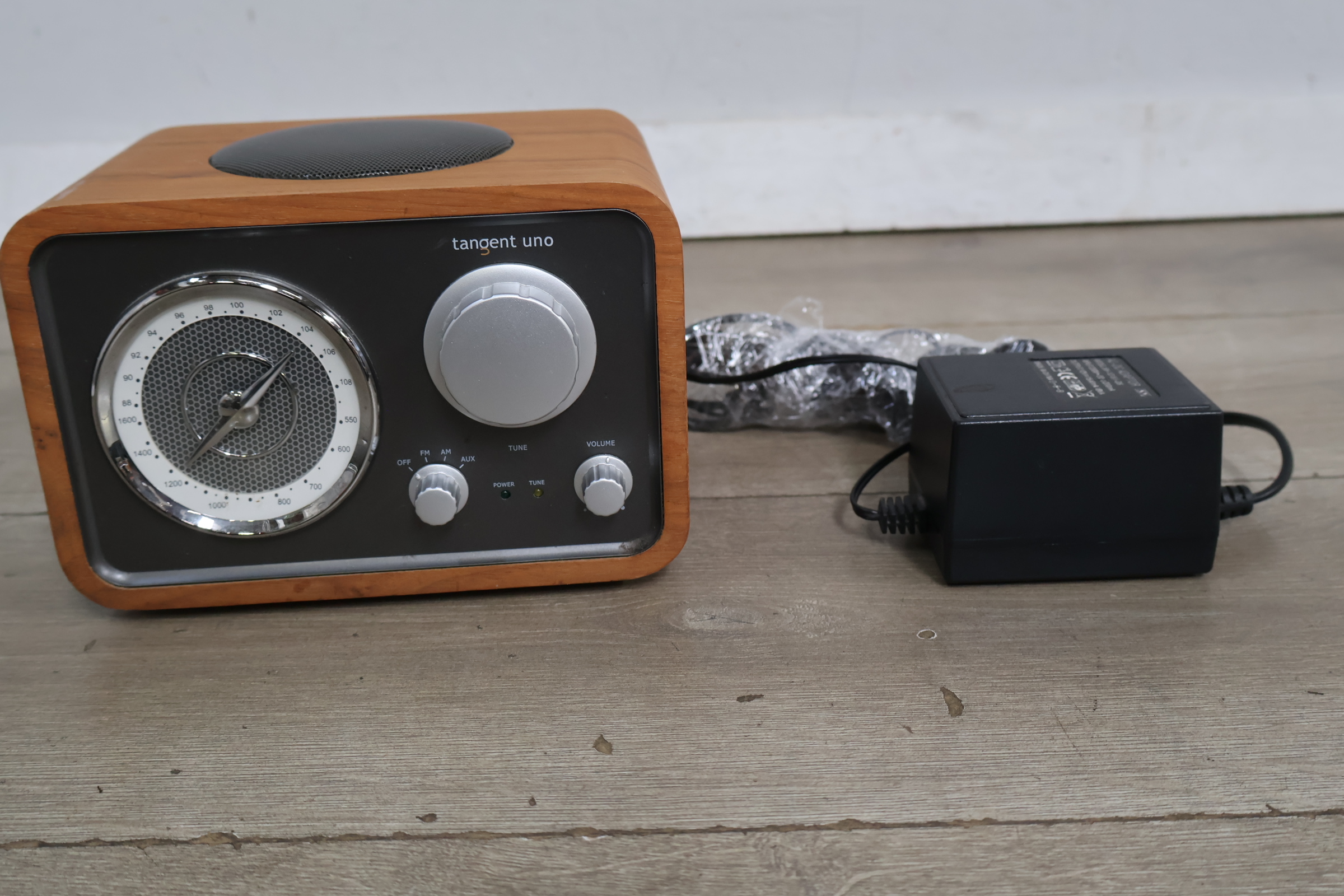 Tangent Uno Radio met houten behuizing – foto 3 – kavel bij GSD Auctions, Zoeterwoude