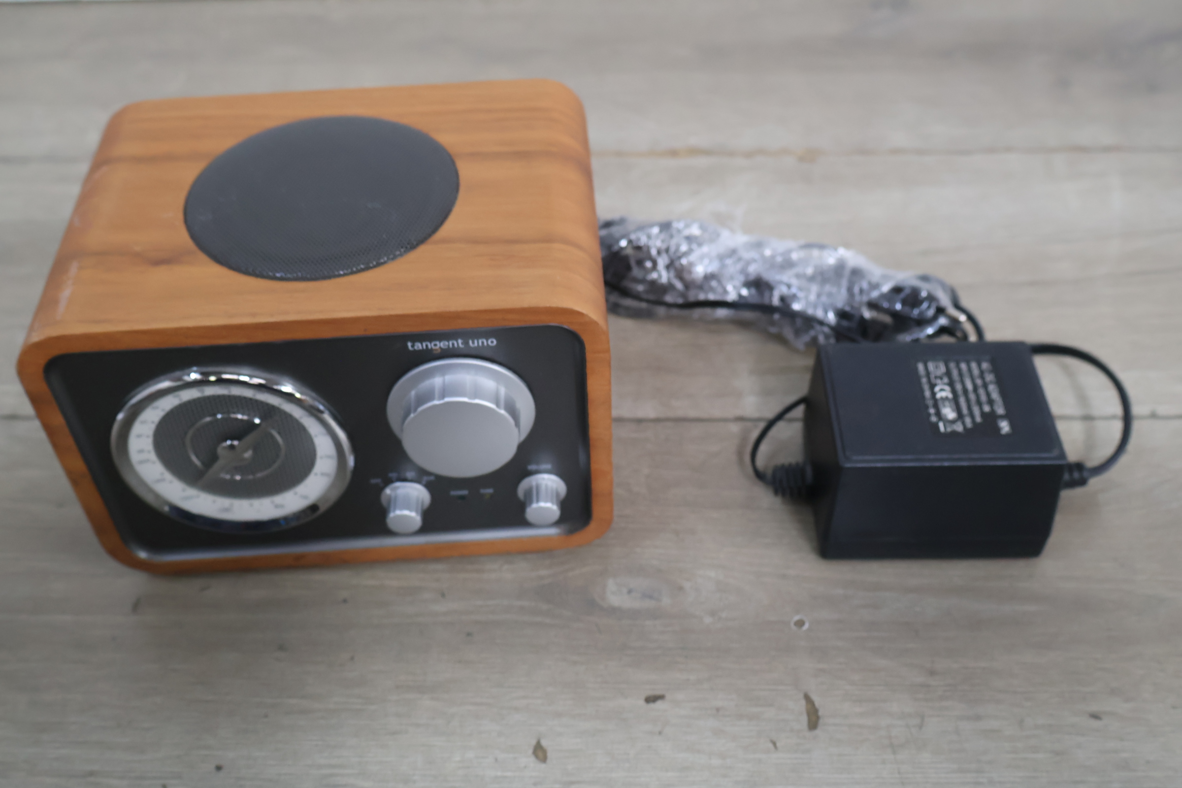 Tangent Uno Radio met houten behuizing – foto 4 – kavel bij GSD Auctions, Zoeterwoude