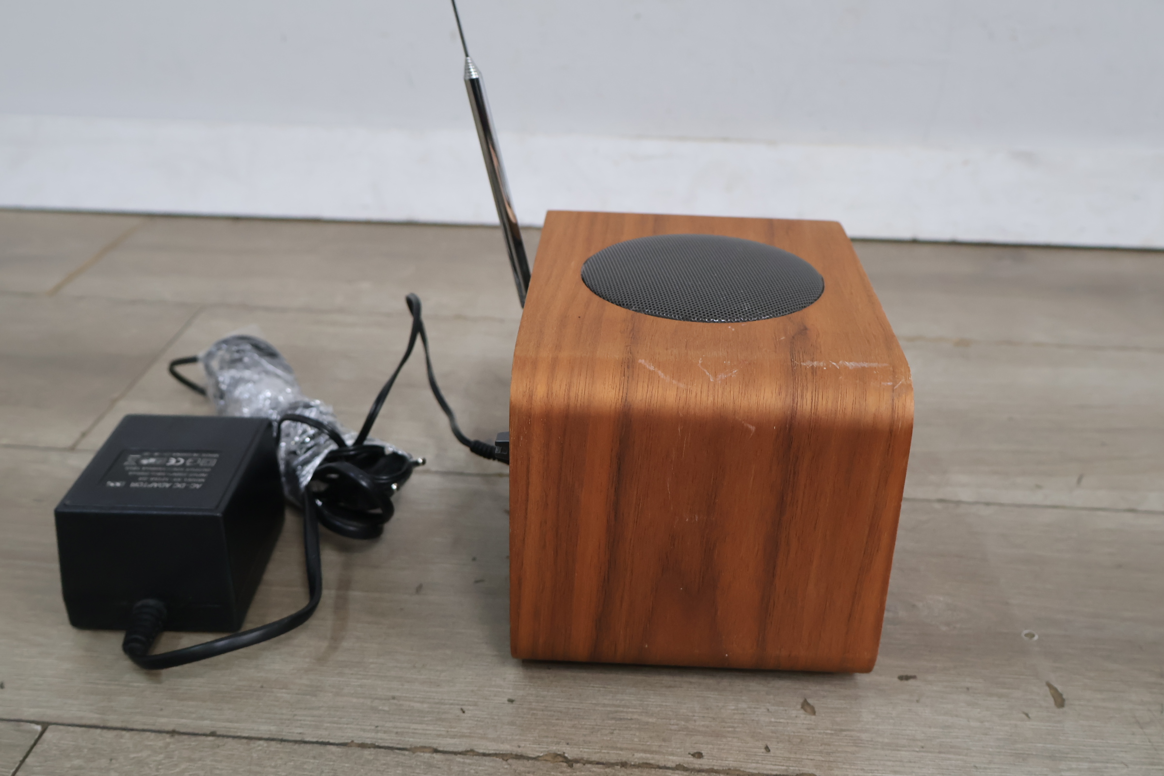 Tangent Uno Radio met houten behuizing – foto 6 – kavel bij GSD Auctions, Zoeterwoude