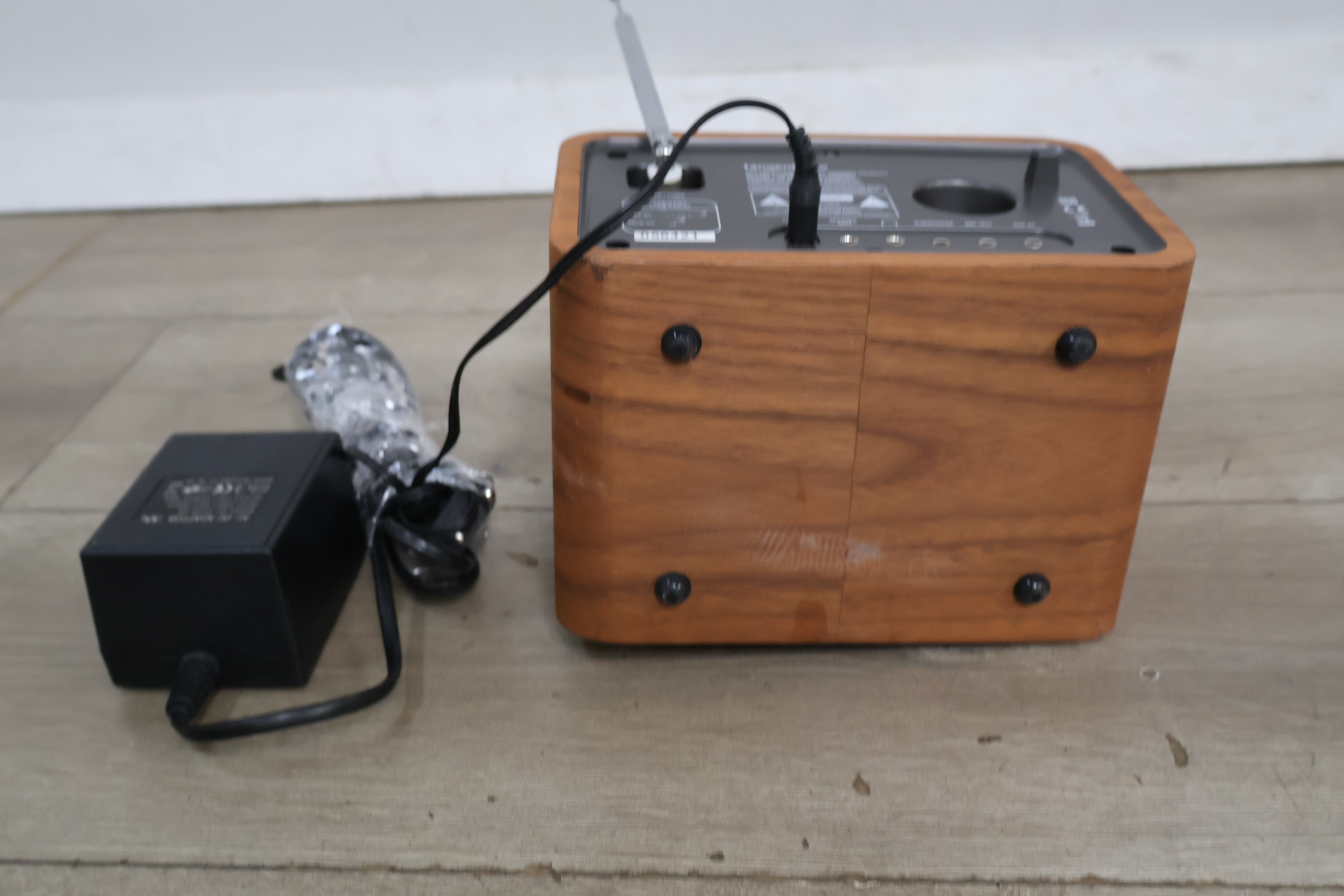 Tangent Uno Radio met houten behuizing – foto 9 – kavel bij GSD Auctions, Zoeterwoude