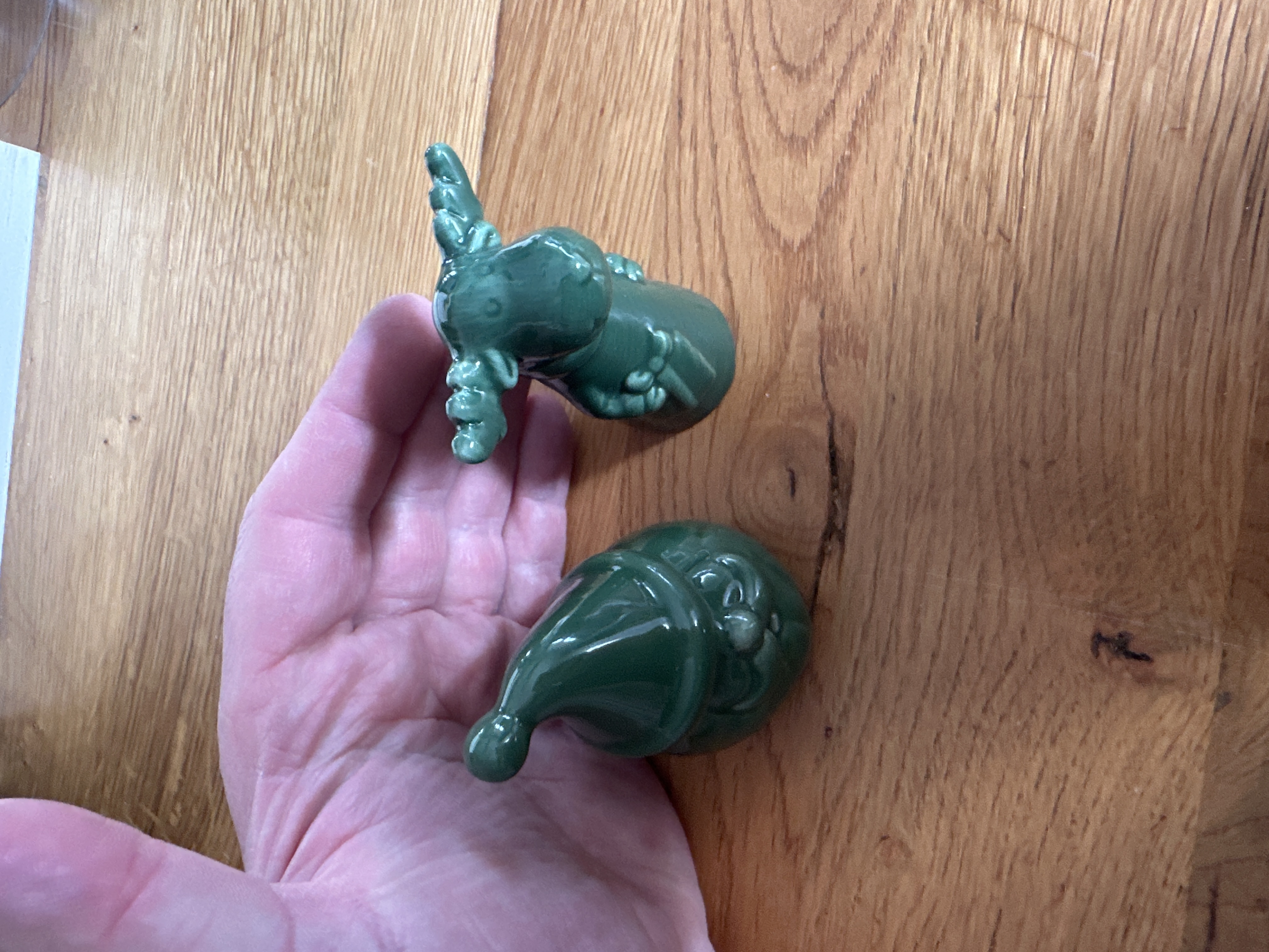 Kleine beeldjes groen kerstman en rendier – foto 2 – kavel bij GSD Auctions, Zoeterwoude