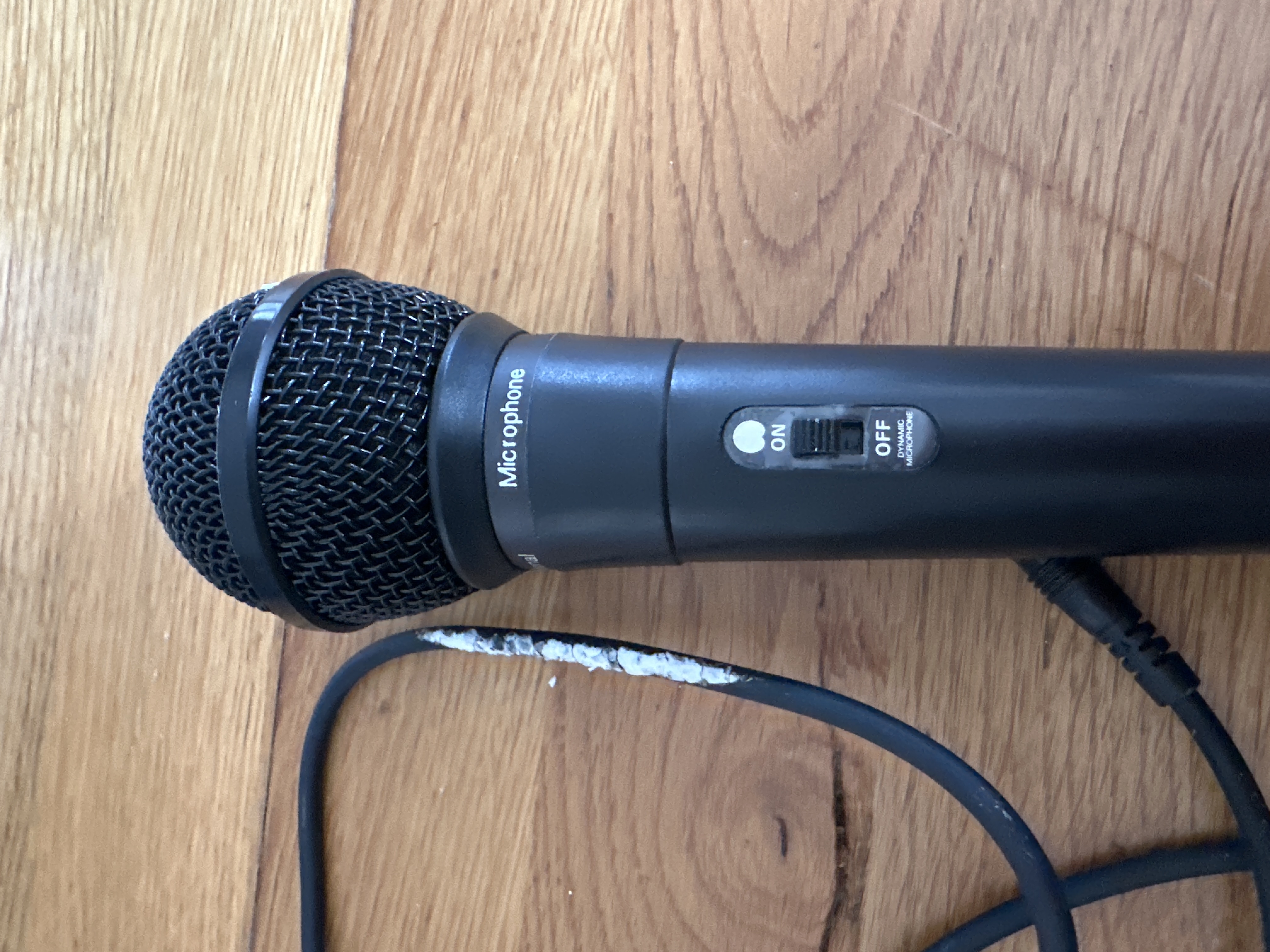 Microfoon aan kabel onbekend of hij wel of niet werkt – foto 3 – kavel bij GSD Auctions, Zoeterwoude