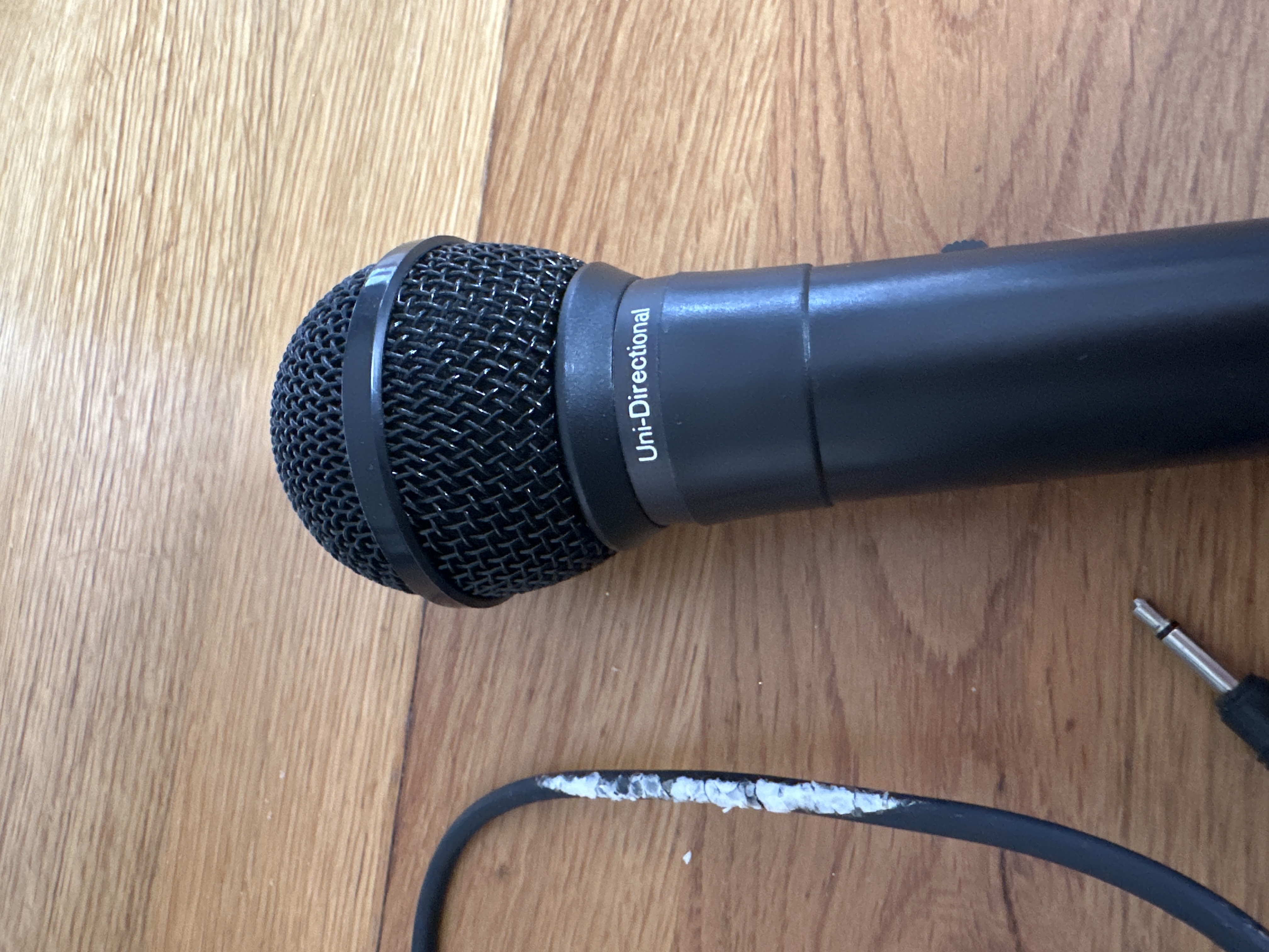Microfoon aan kabel onbekend of hij wel of niet werkt – foto 2 – kavel bij GSD Auctions, Zoeterwoude