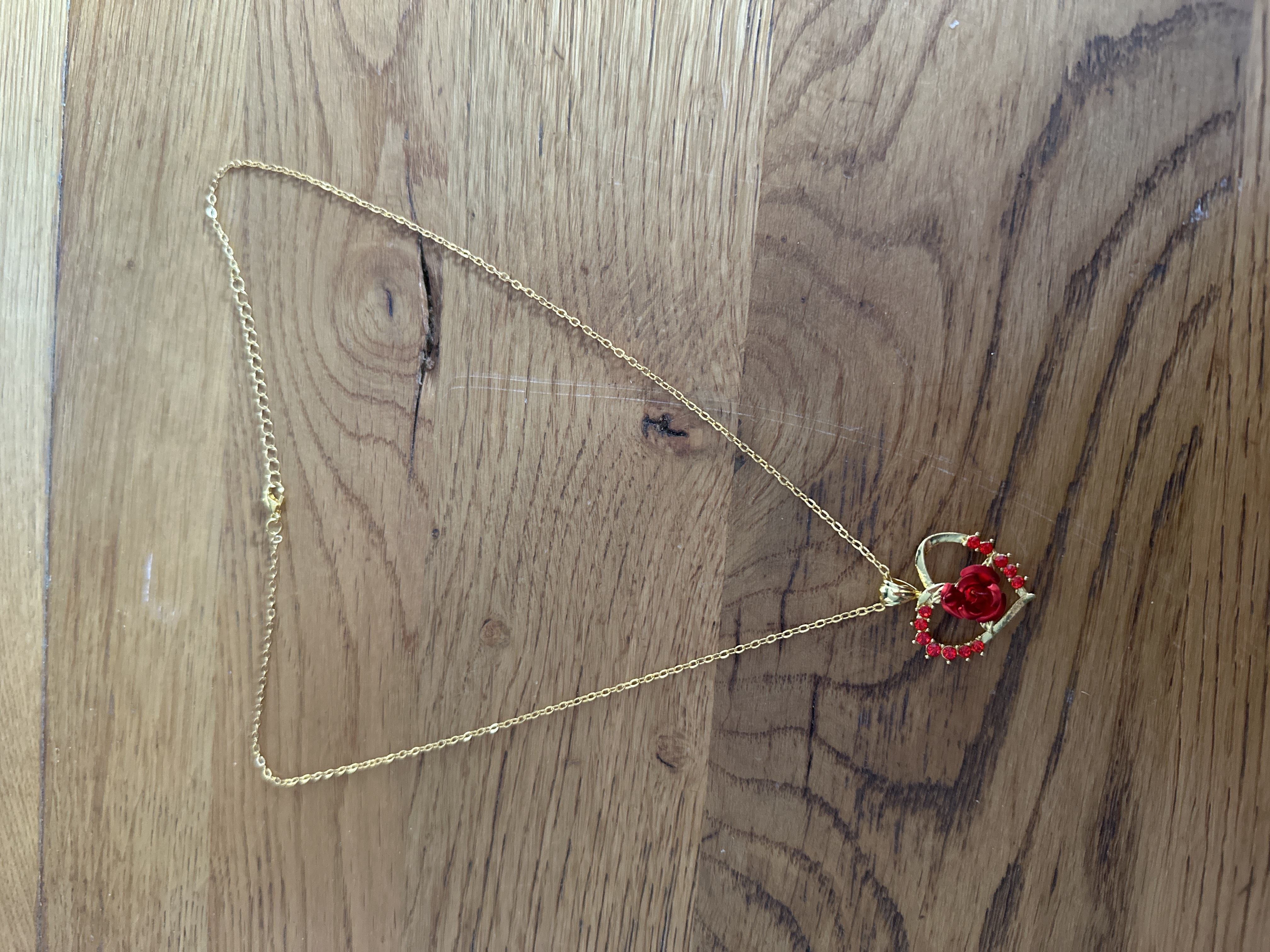 Goudkleurig ketting met hanger en Roos met steentjes – kavel bij GSD Auctions, Zoeterwoude