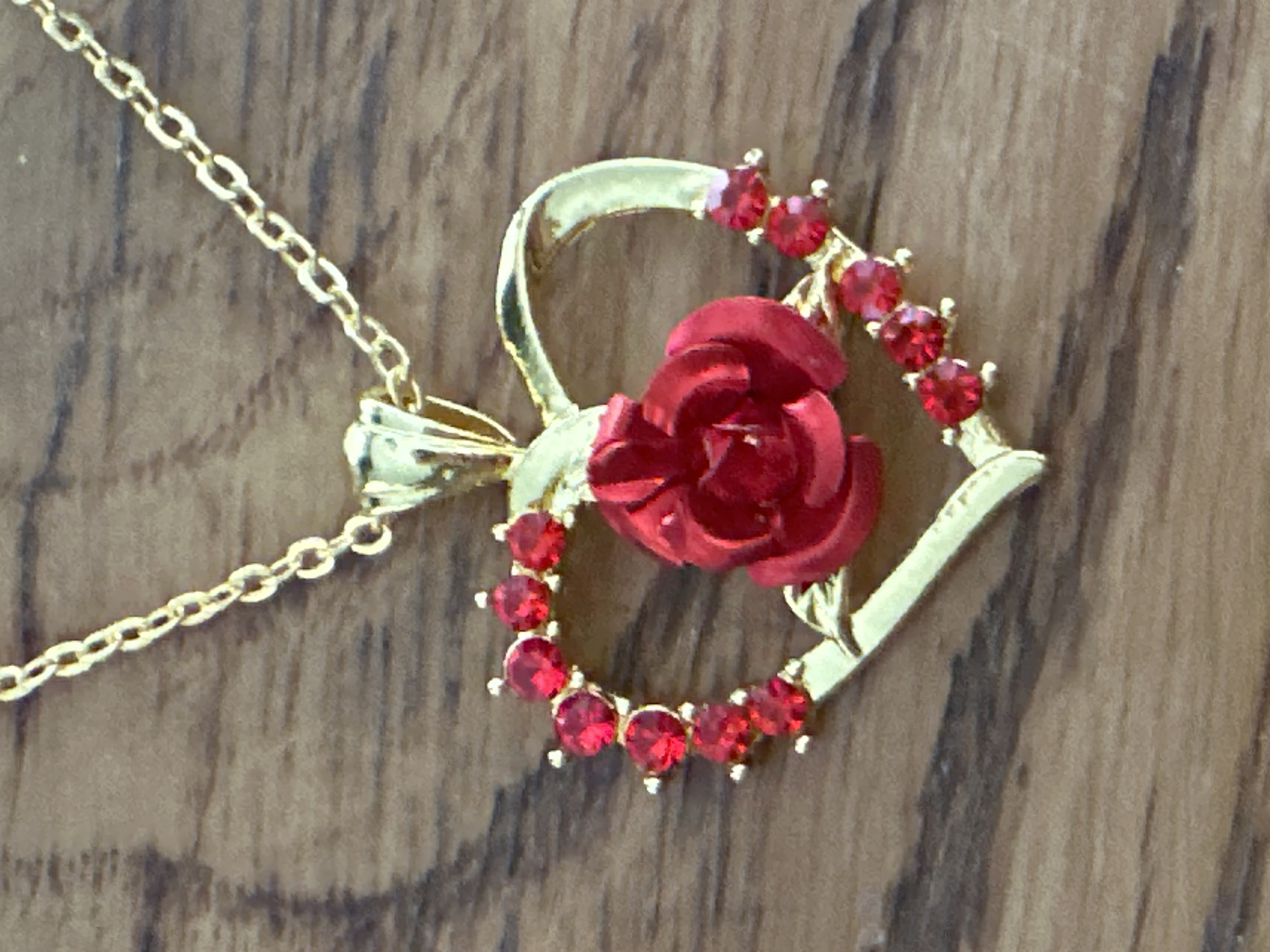 Goudkleurig ketting met hanger en Roos met steentjes – foto 2 – kavel bij GSD Auctions, Zoeterwoude