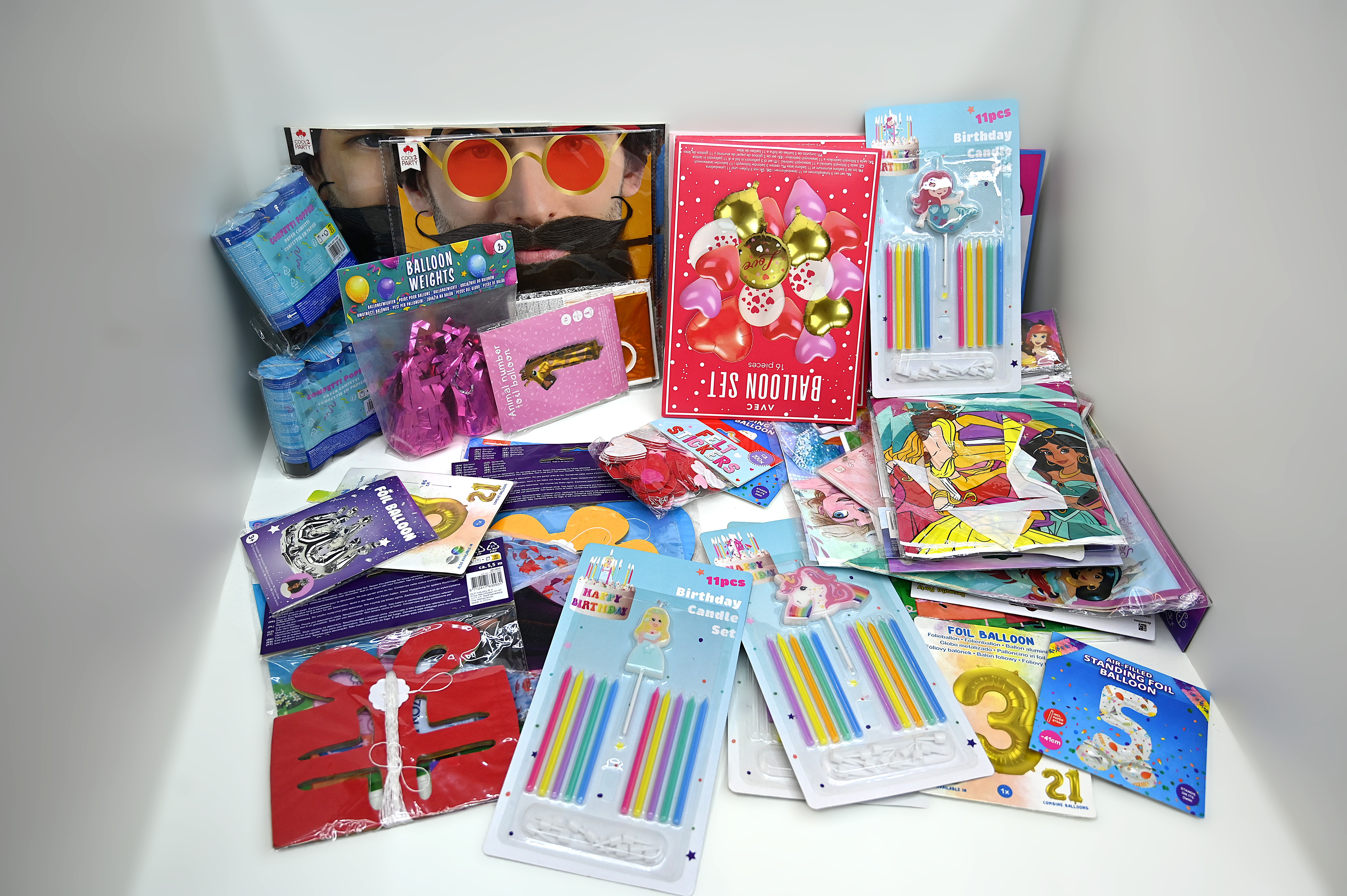 Mystery Versiering & Feest Box XL met 200 items – kavel bij GSD Auctions, Zoeterwoude