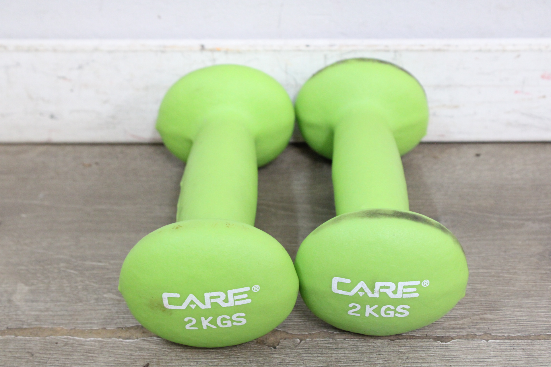 Set groene CARE 2 KGS dumbbells'' – foto 2 – kavel bij GSD Auctions, Zoeterwoude