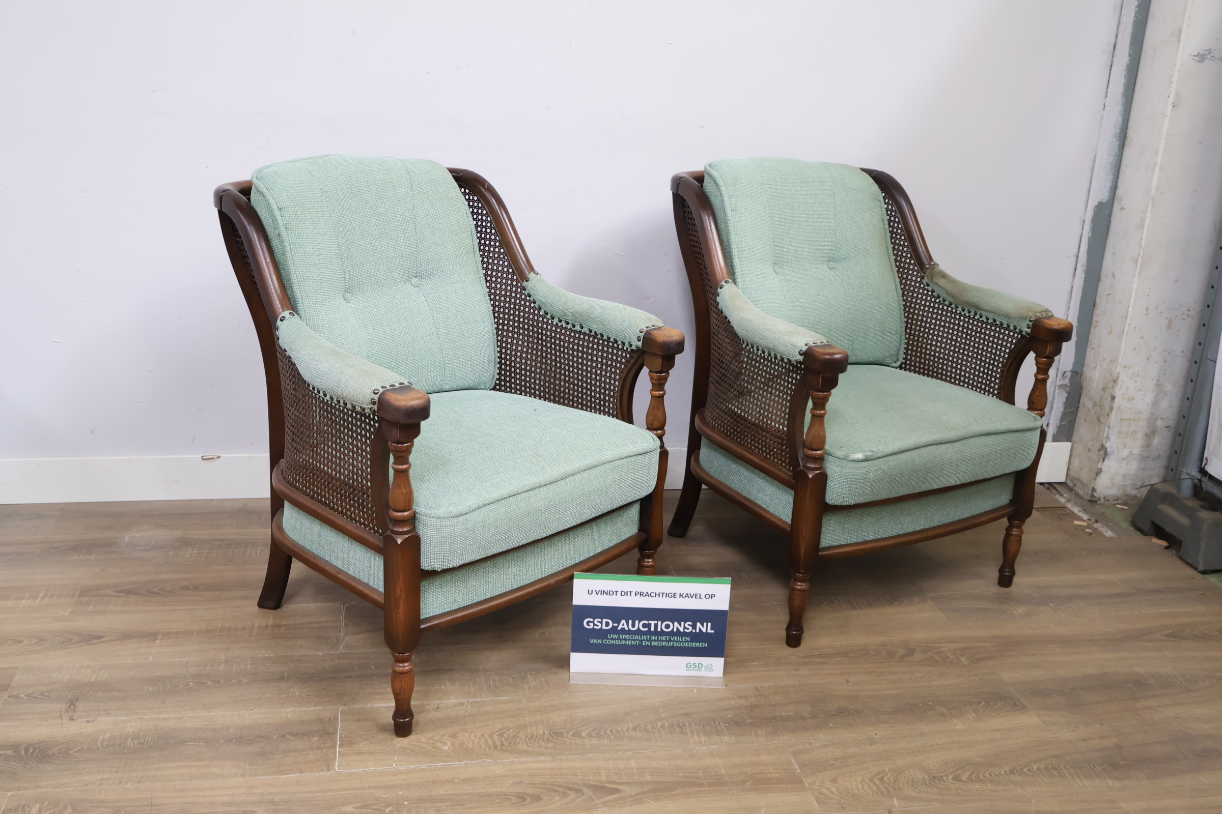 Set van 2 vintage houten/rotan fauteuils'' – foto 2 – kavel bij GSD Auctions, Zoeterwoude