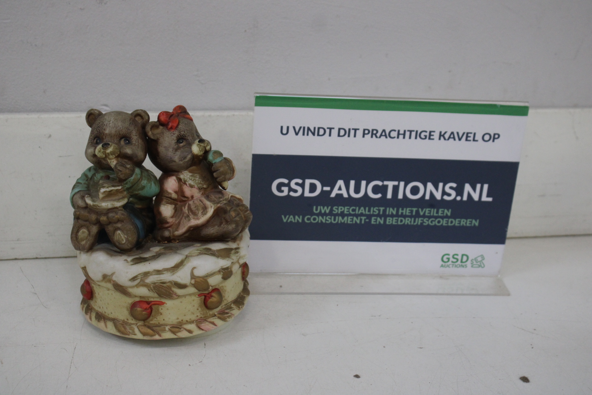 Beeldje van twee zittende beren op versierde schaal'' – foto 2 – kavel bij GSD Auctions, Zoeterwoude