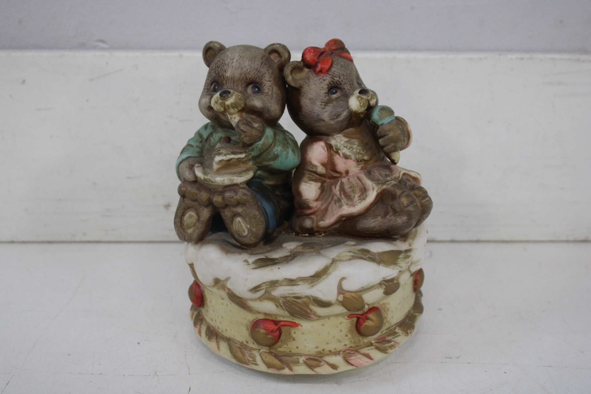 Beeldje van twee zittende beren op versierde schaal'' – foto 3 – kavel bij GSD Auctions, Zoeterwoude
