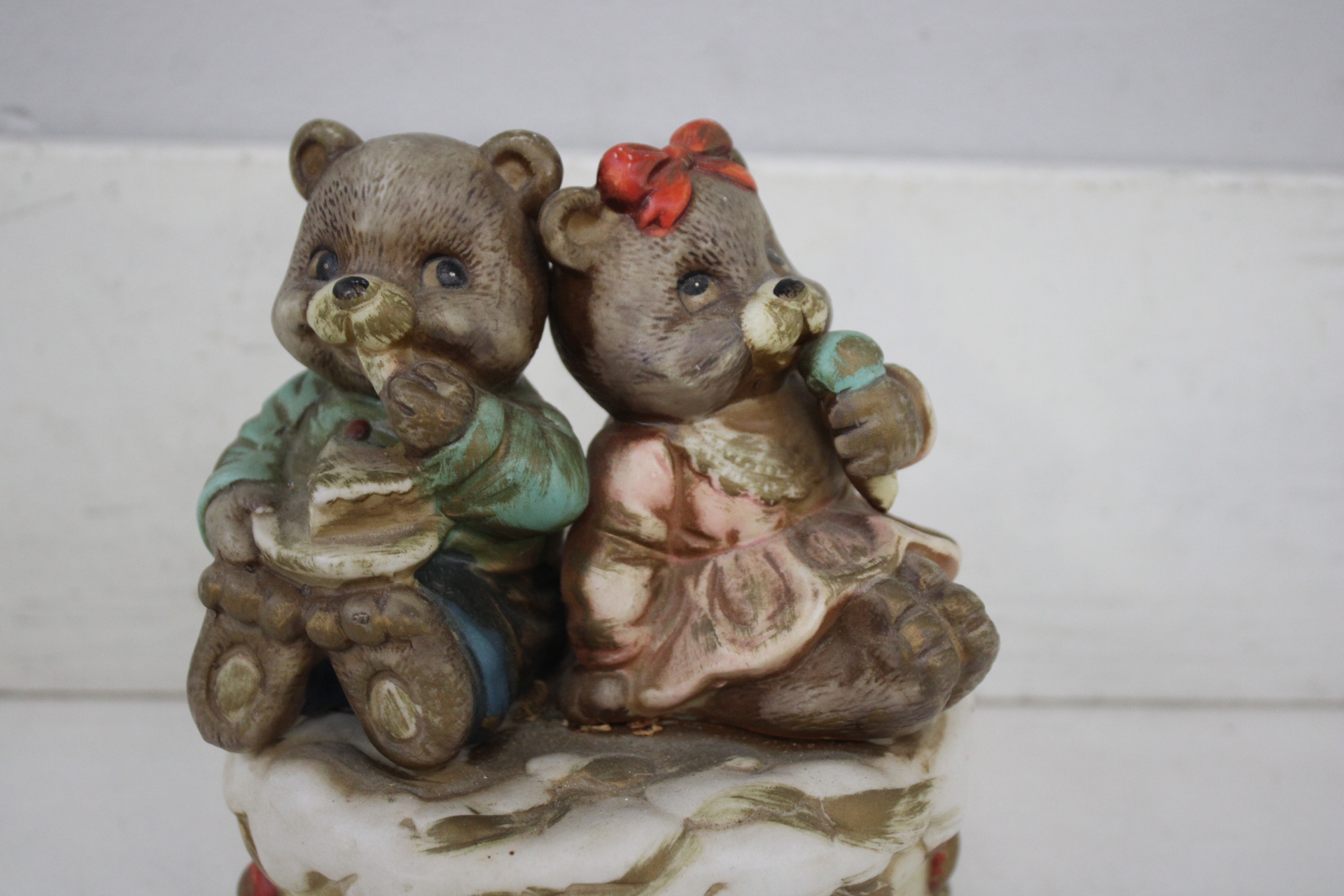 Beeldje van twee zittende beren op versierde schaal'' – foto 4 – kavel bij GSD Auctions, Zoeterwoude