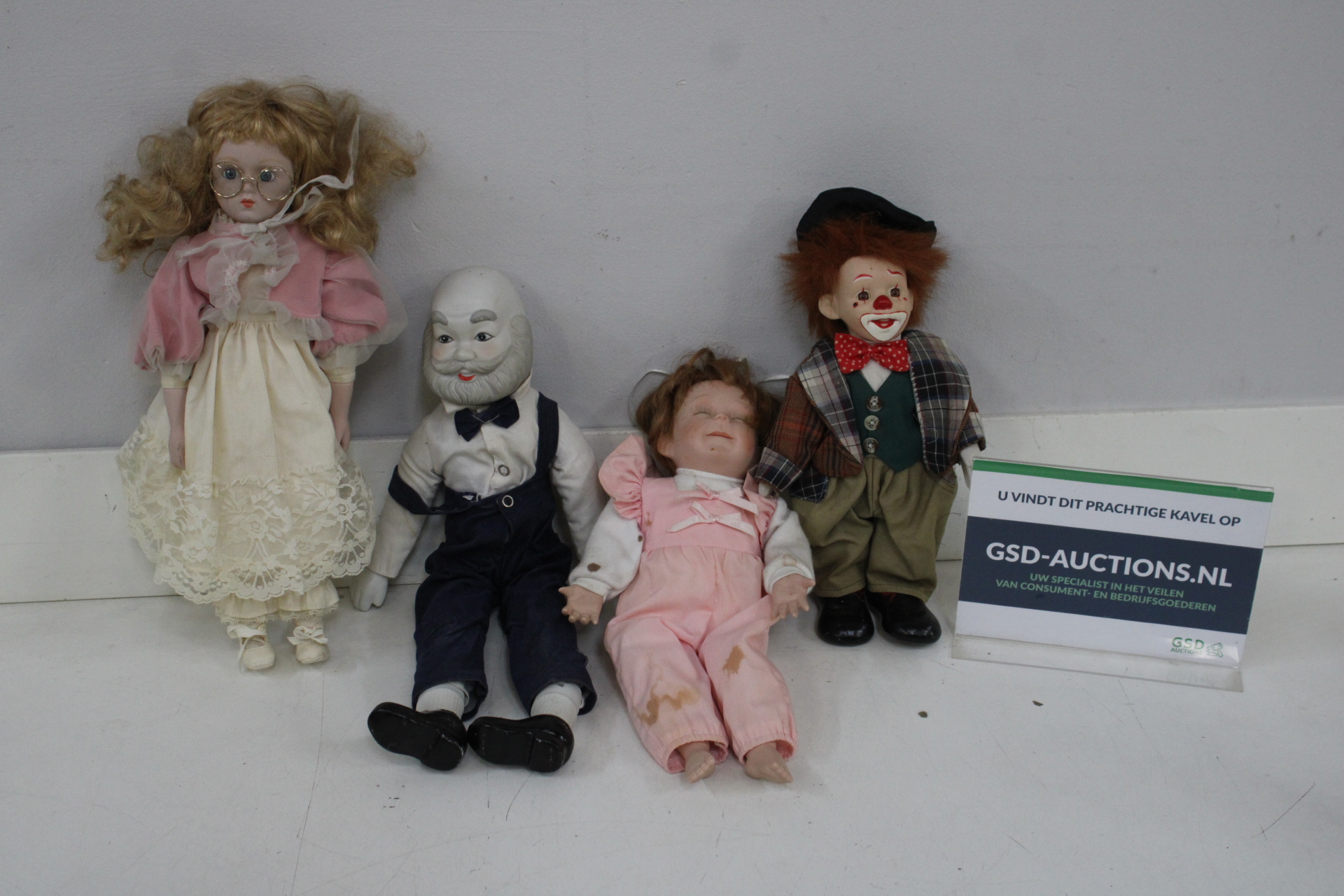 Set van vier porsleinen poppen'' – foto 2 – kavel bij GSD Auctions, Zoeterwoude