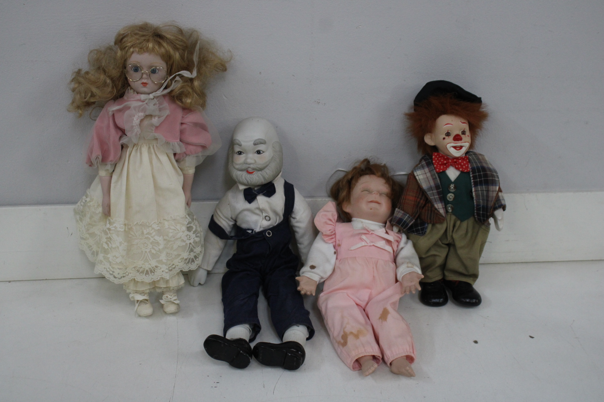 Set van vier porsleinen poppen'' – foto 3 – kavel bij GSD Auctions, Zoeterwoude
