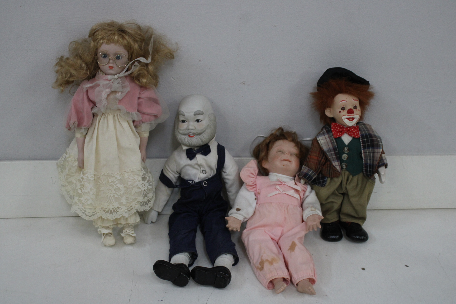 Set van vier porsleinen poppen'' – foto 4 – kavel bij GSD Auctions, Zoeterwoude