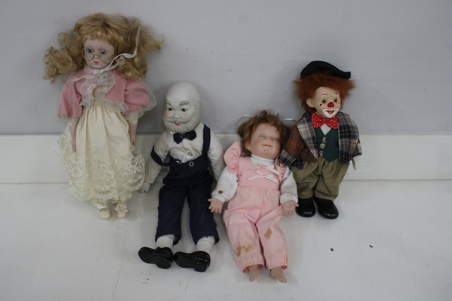 Set van vier porsleinen poppen'' – foto 5 – kavel bij GSD Auctions, Zoeterwoude