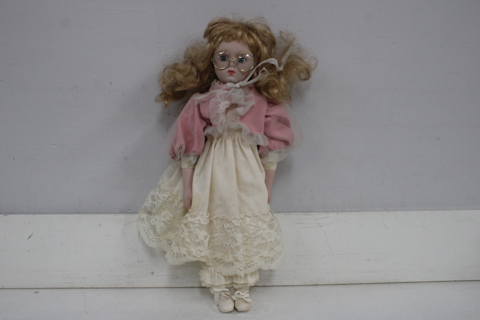 Set van vier porsleinen poppen'' – foto 10 – kavel bij GSD Auctions, Zoeterwoude