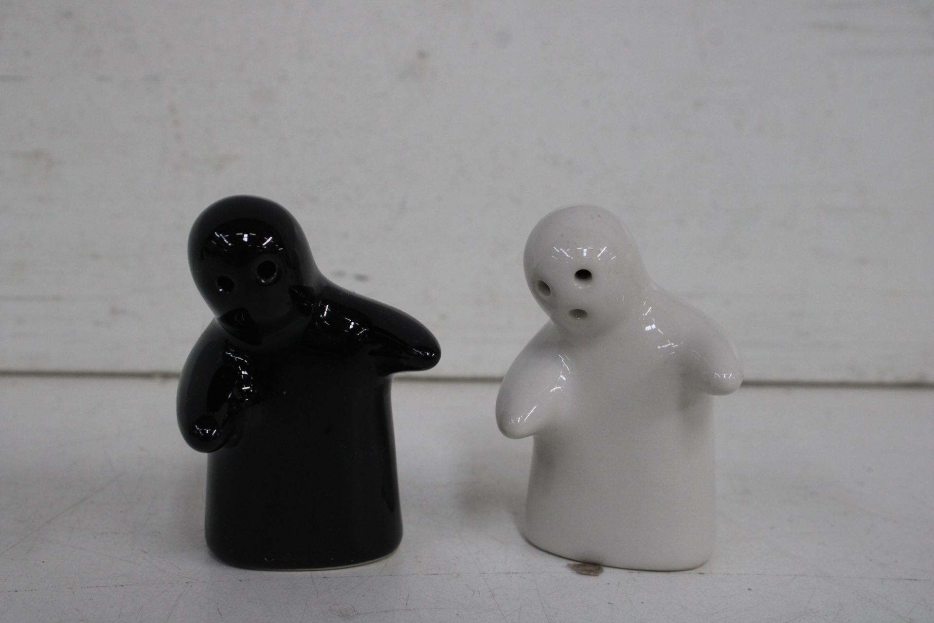 Set keramische peper- en zoutvaatjes figuren'' – foto 4 – kavel bij GSD Auctions, Zoeterwoude