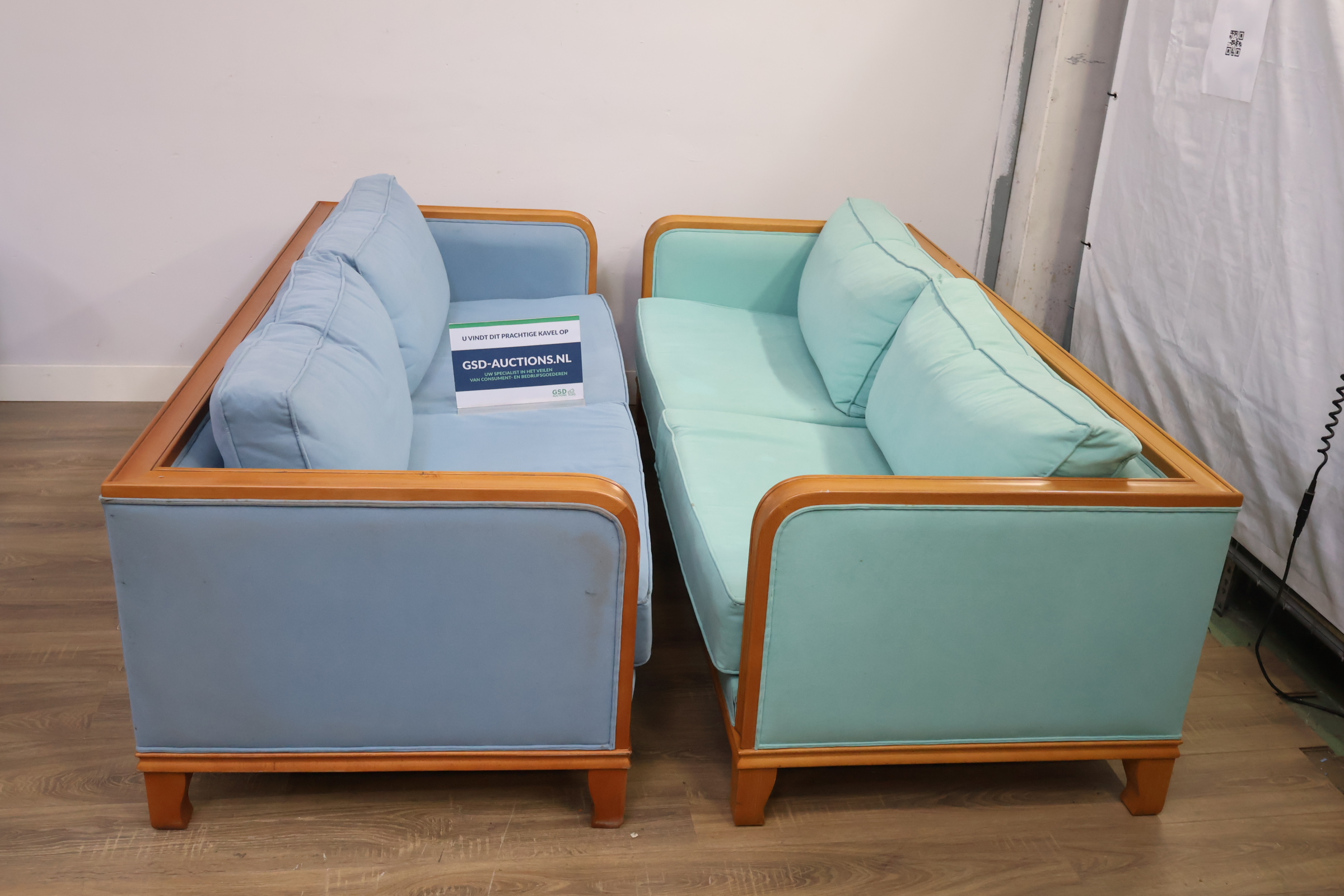 Bankstel met houten frame en stoffen bekleding - 195 cm'' – foto 2 – kavel bij GSD Auctions, Zoeterwoude