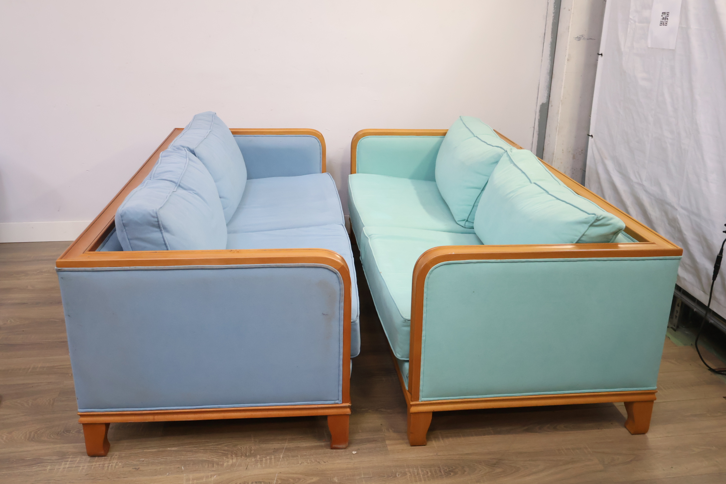 Bankstel met houten frame en stoffen bekleding - 195 cm'' – foto 3 – kavel bij GSD Auctions, Zoeterwoude