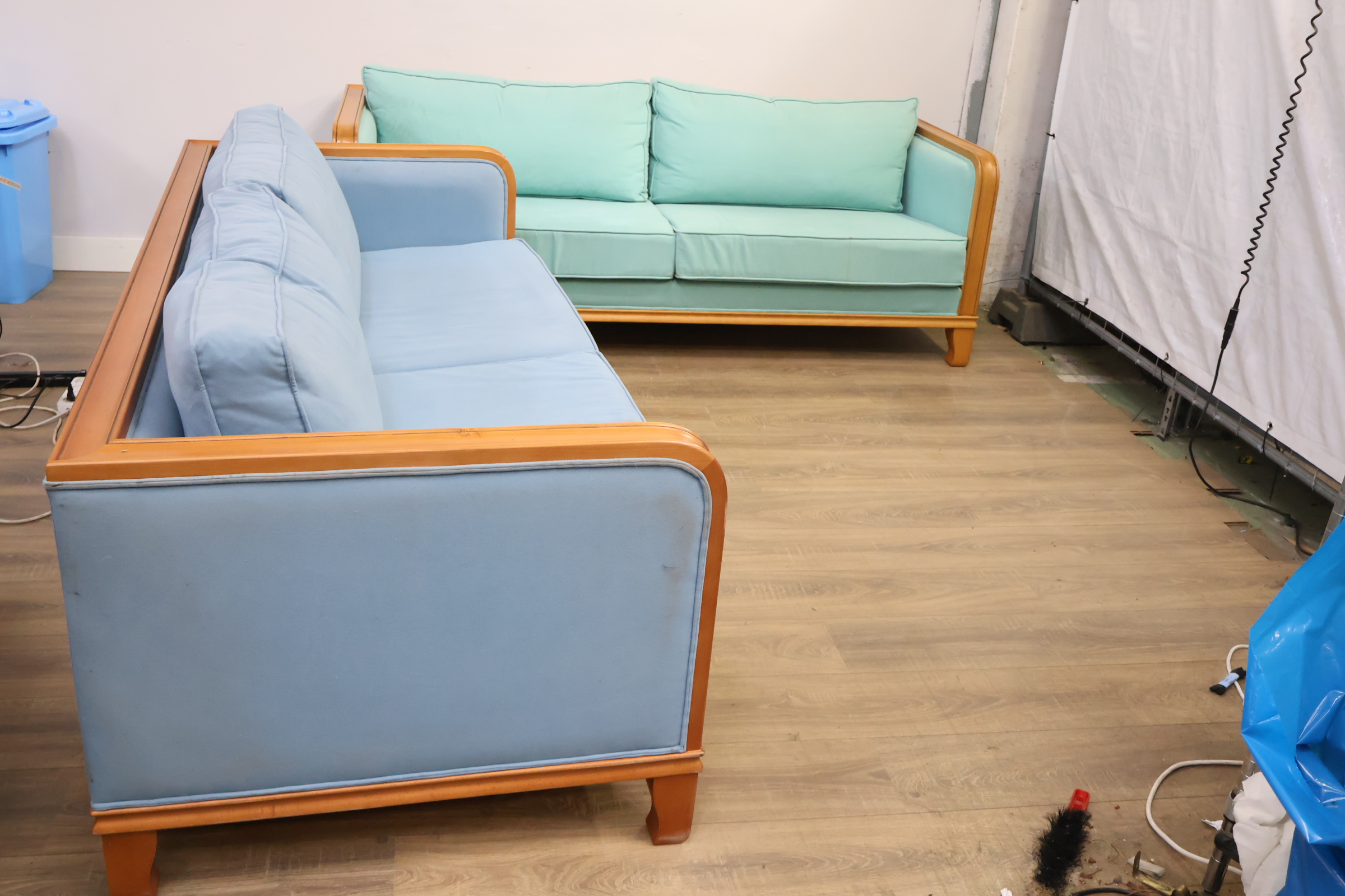 Bankstel met houten frame en stoffen bekleding - 195 cm'' – foto 4 – kavel bij GSD Auctions, Zoeterwoude