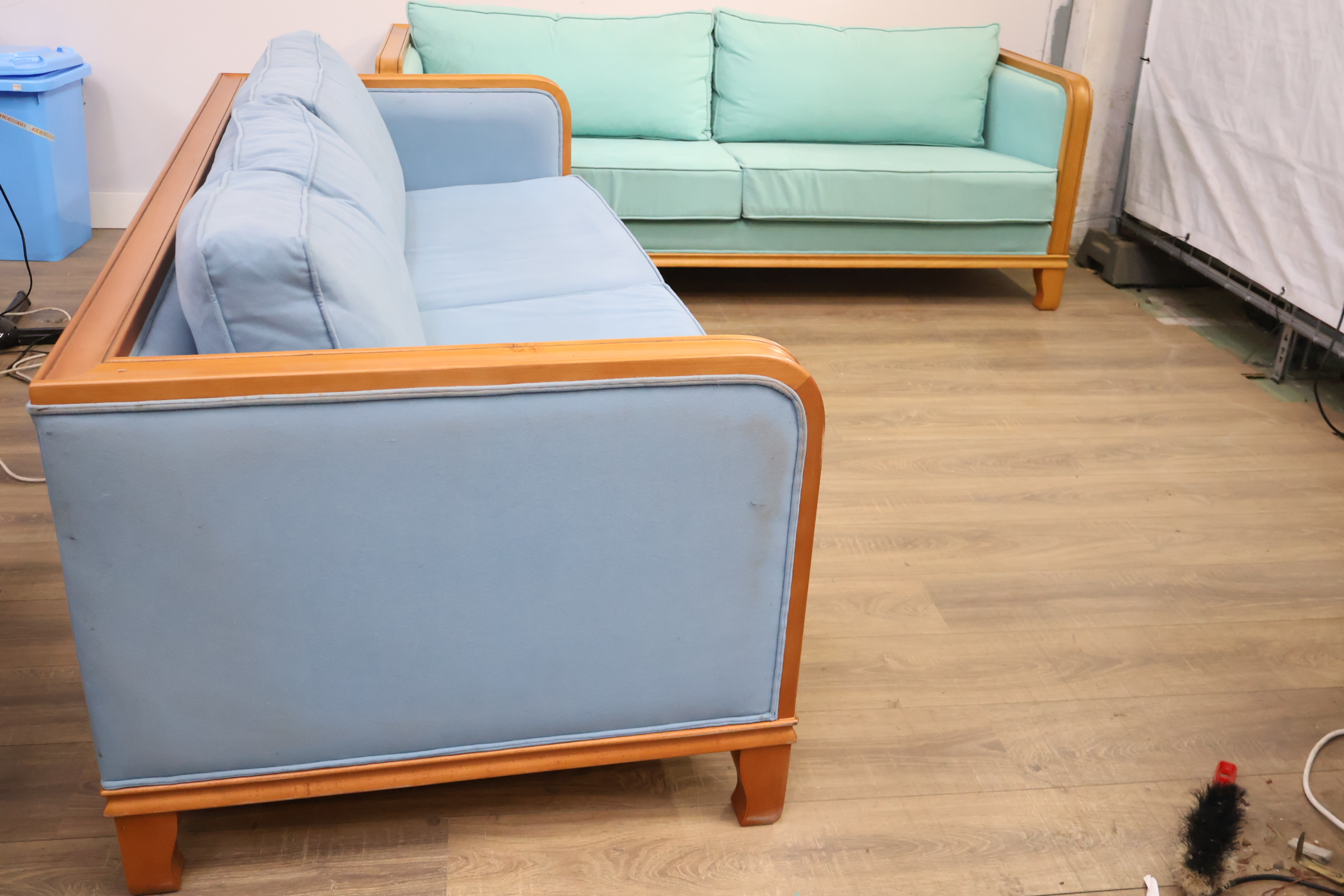 Bankstel met houten frame en stoffen bekleding - 195 cm'' – foto 5 – kavel bij GSD Auctions, Zoeterwoude