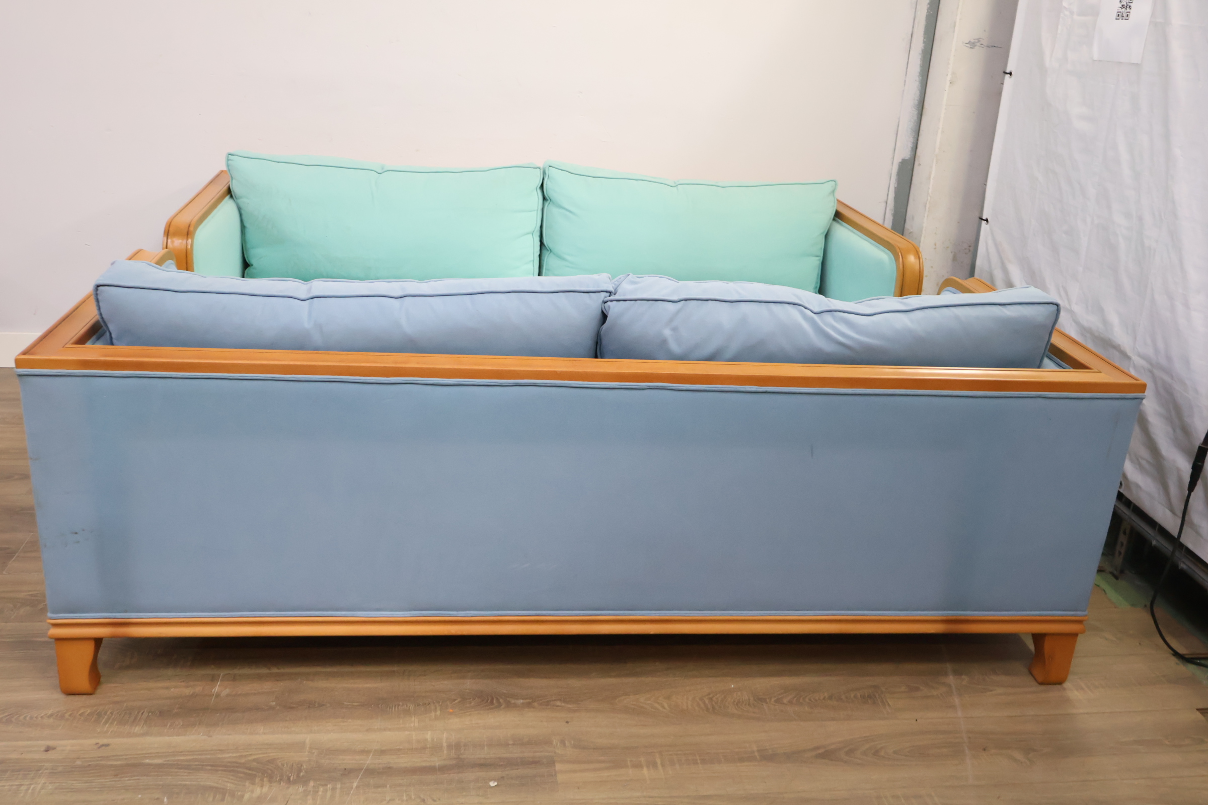 Bankstel met houten frame en stoffen bekleding - 195 cm'' – foto 6 – kavel bij GSD Auctions, Zoeterwoude