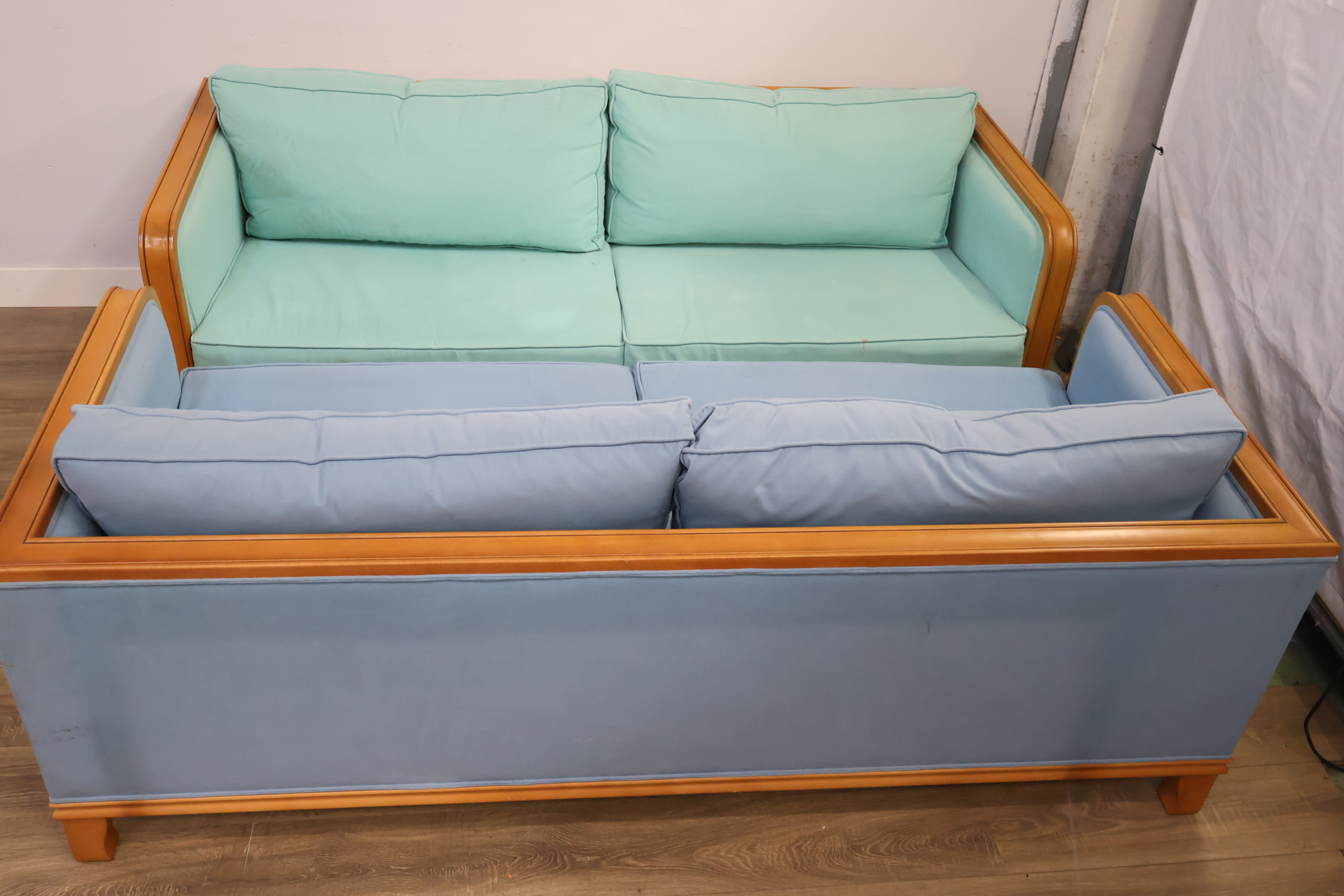 Bankstel met houten frame en stoffen bekleding - 195 cm'' – foto 7 – kavel bij GSD Auctions, Zoeterwoude