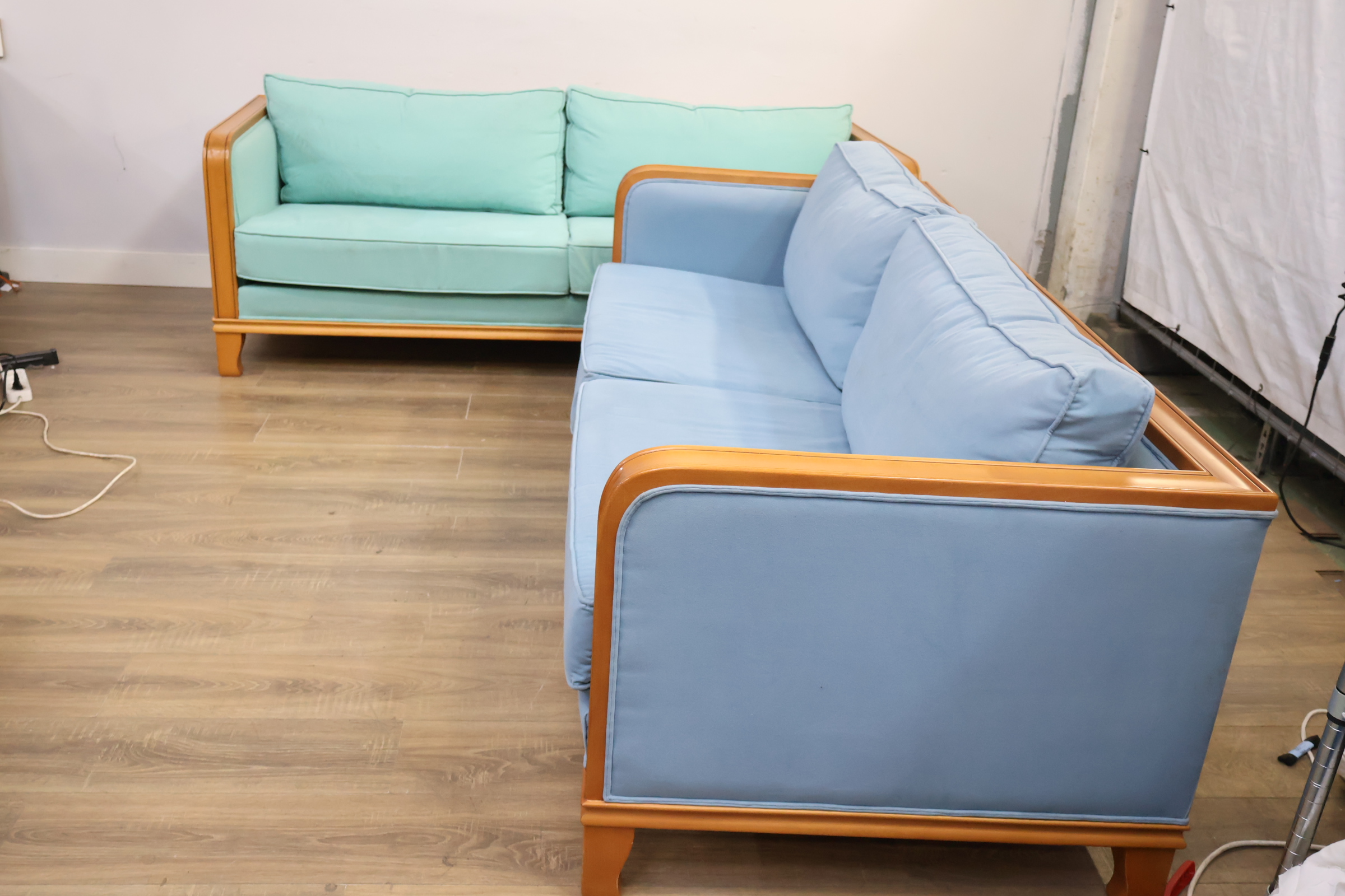 Bankstel met houten frame en stoffen bekleding - 195 cm'' – foto 8 – kavel bij GSD Auctions, Zoeterwoude