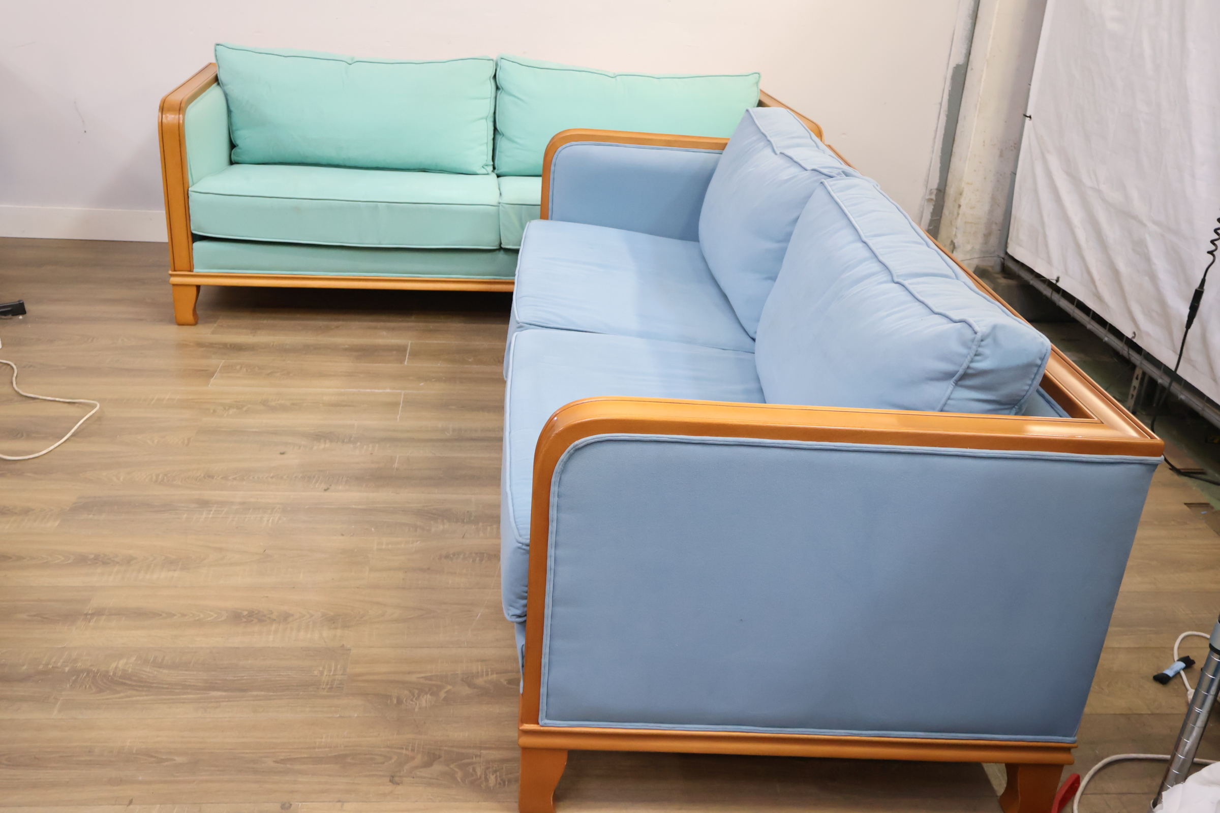 Bankstel met houten frame en stoffen bekleding - 195 cm'' – foto 9 – kavel bij GSD Auctions, Zoeterwoude