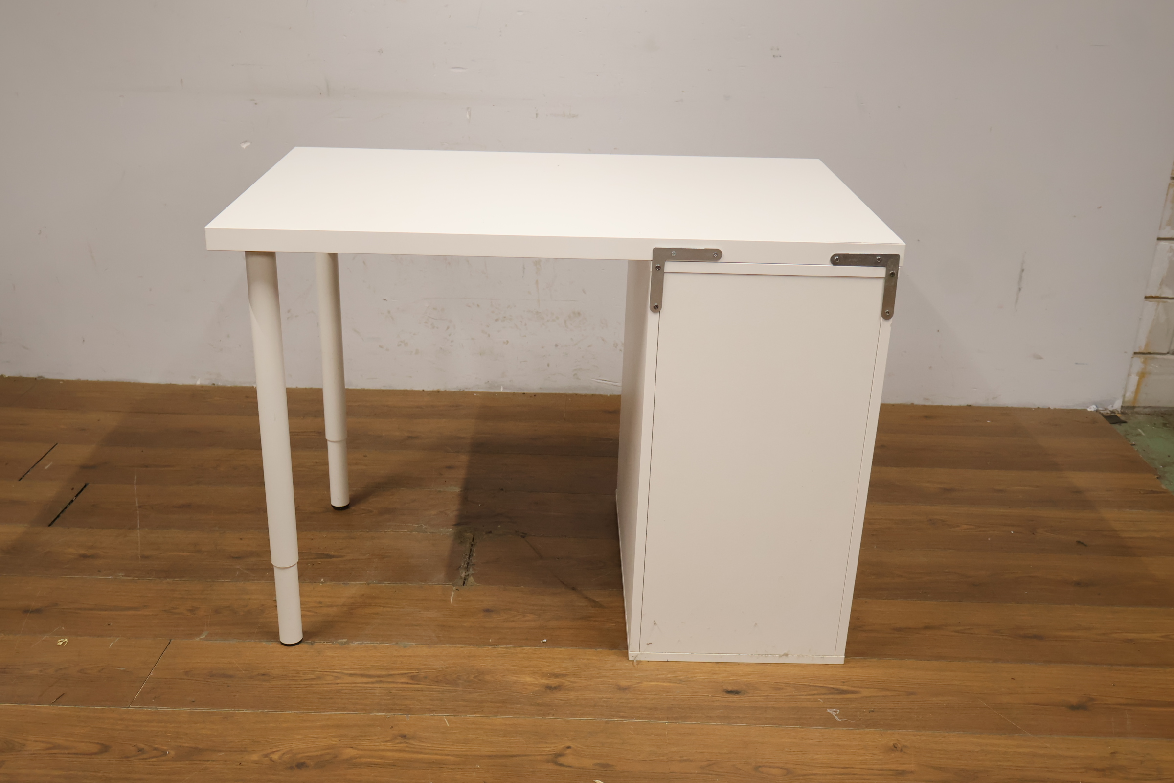 Wit modern bureau met ladenblok'' – foto 5 – kavel bij GSD Auctions, Zoeterwoude