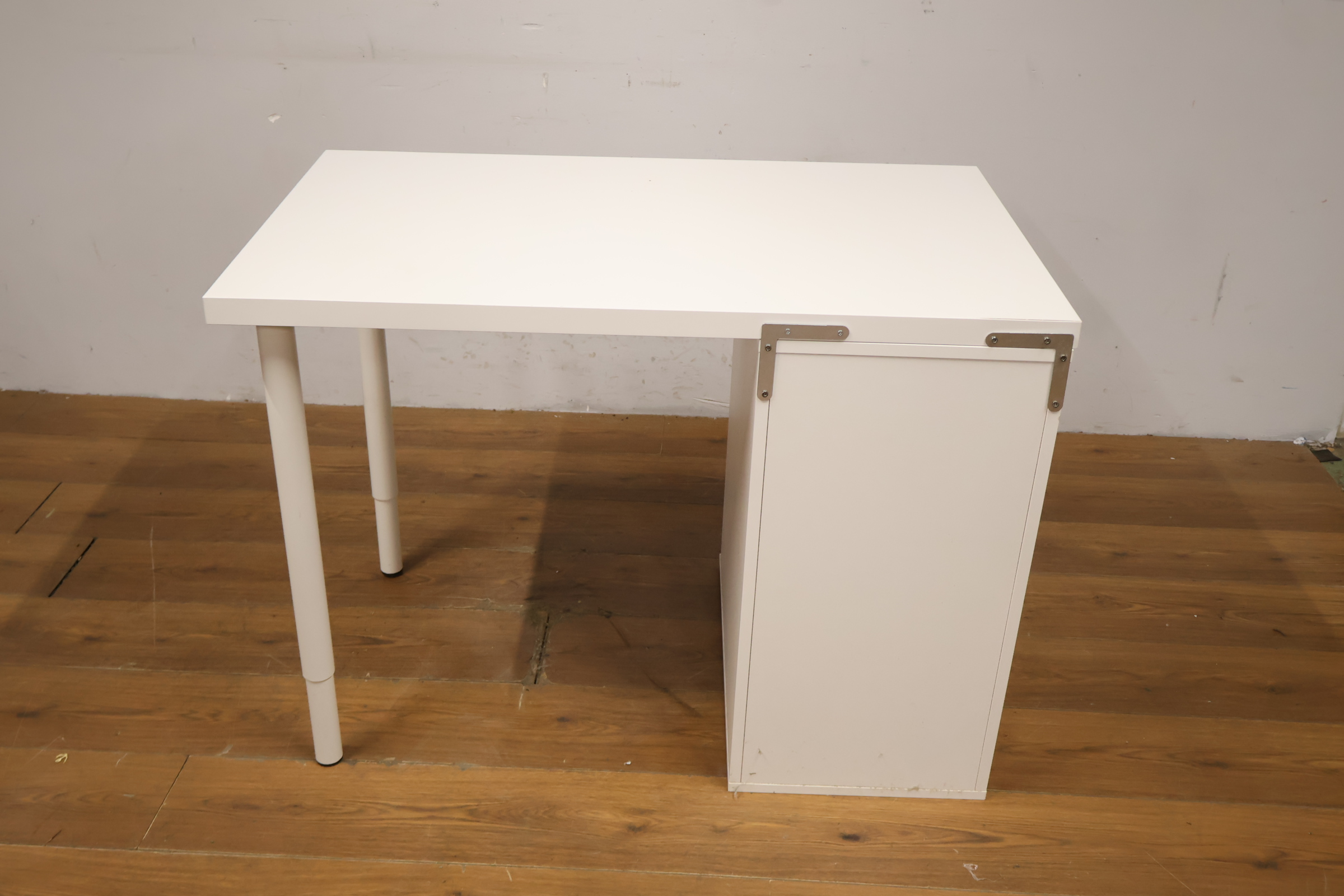 Wit modern bureau met ladenblok'' – foto 6 – kavel bij GSD Auctions, Zoeterwoude