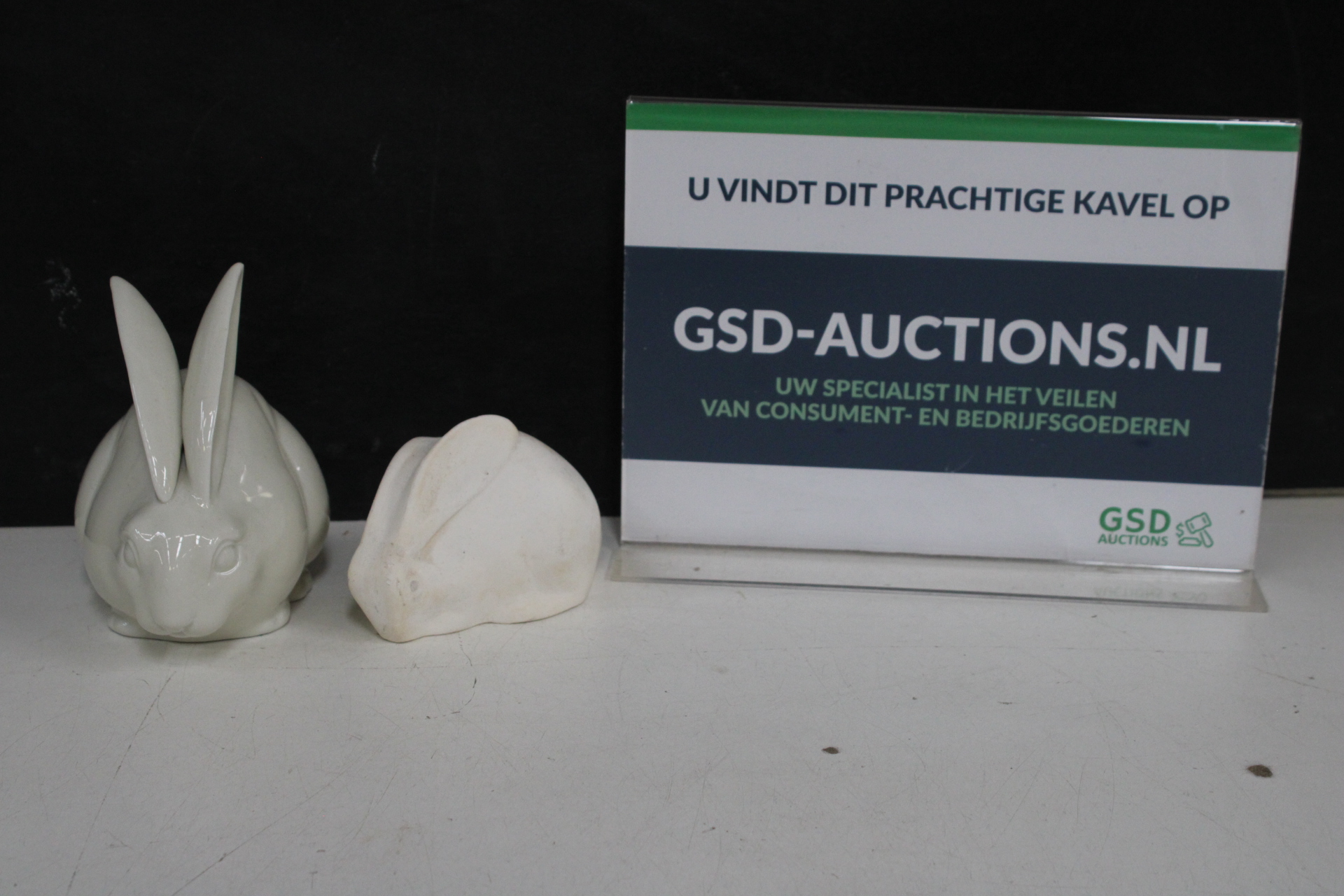 Twee keramische beeldjes van konijnen'' – foto 2 – kavel bij GSD Auctions, Zoeterwoude