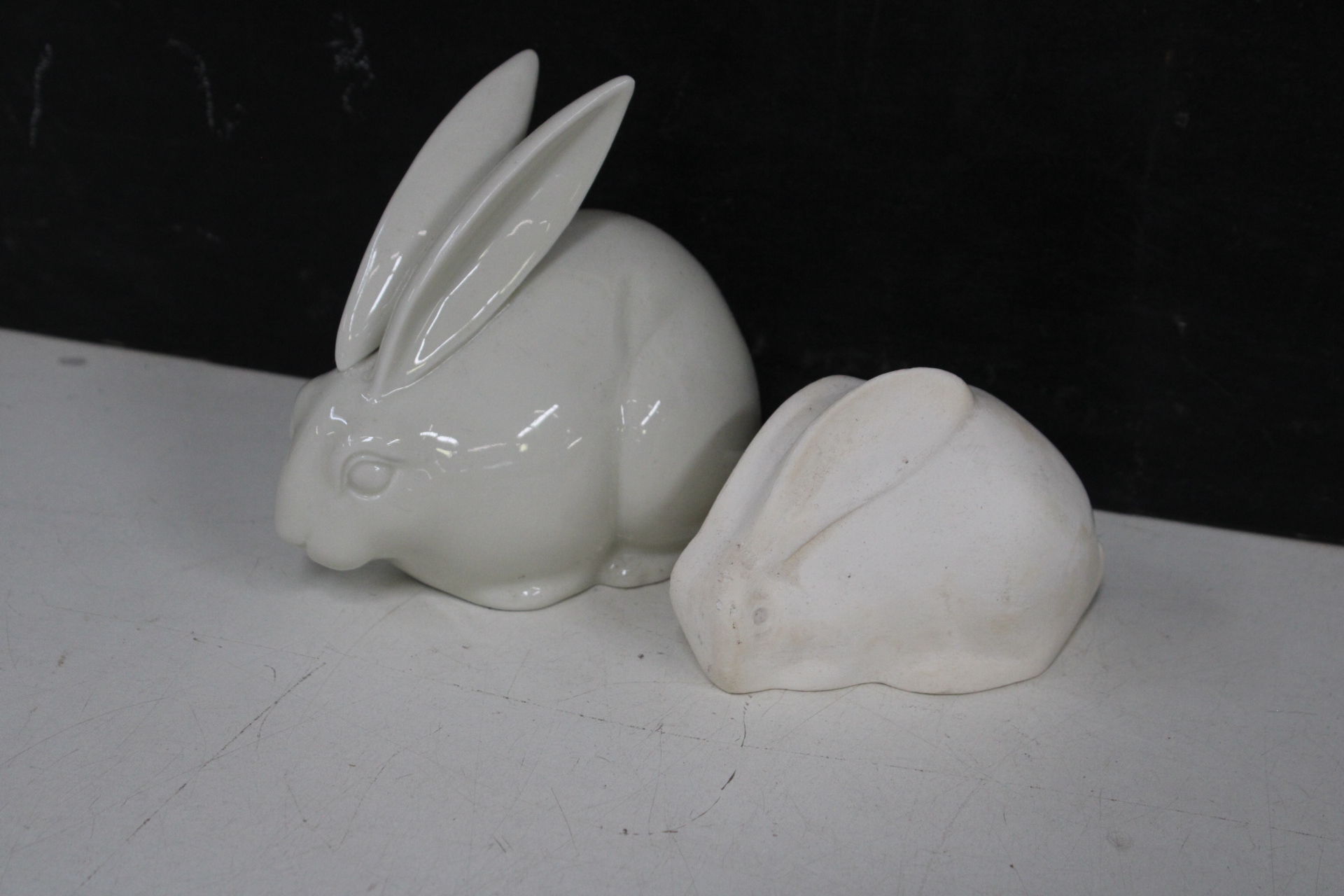 Twee keramische beeldjes van konijnen'' – foto 4 – kavel bij GSD Auctions, Zoeterwoude