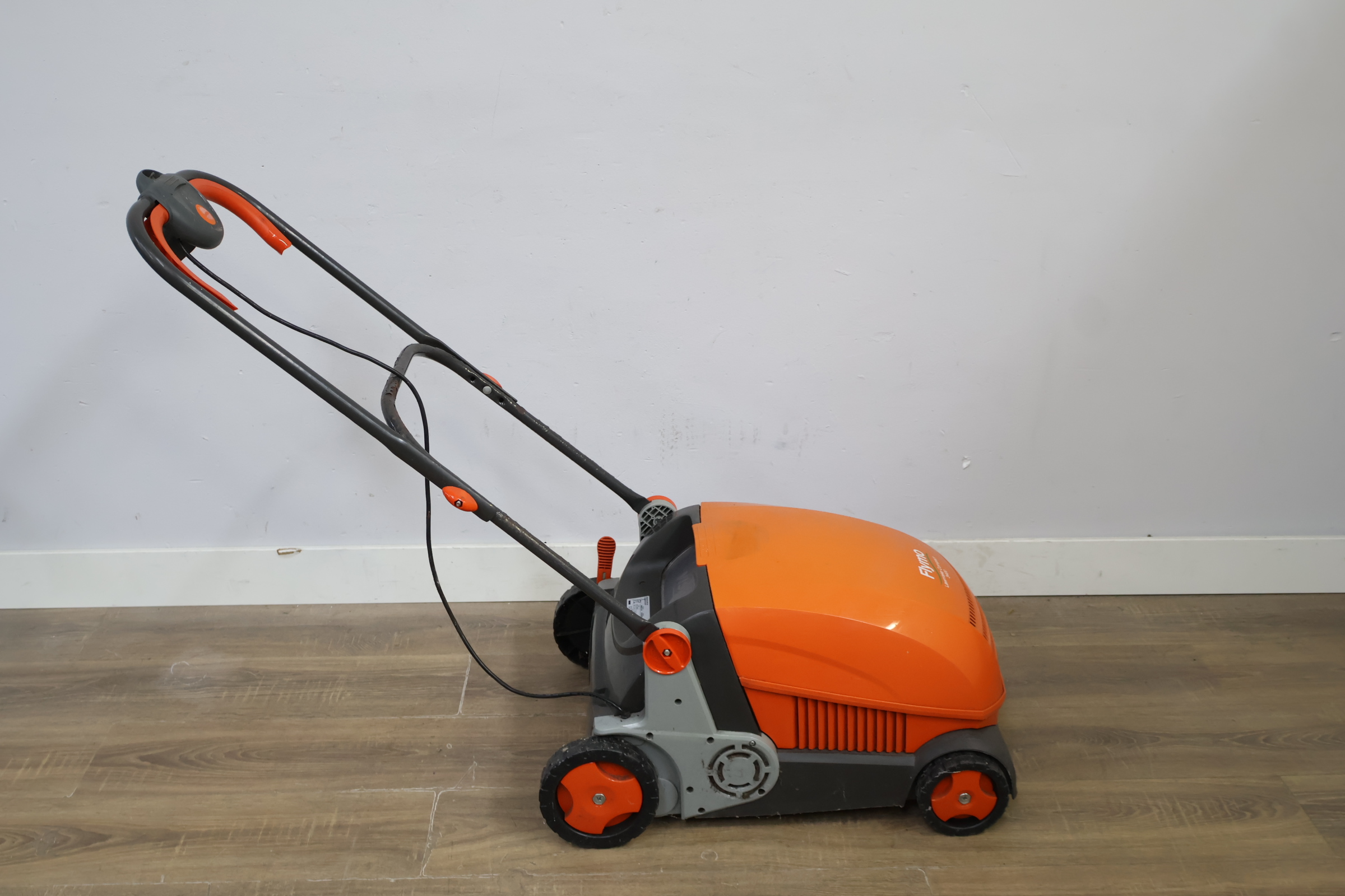 Flymo Lawnmower Compact 340 Grasmaaier'' – foto 4 – kavel bij GSD Auctions, Zoeterwoude