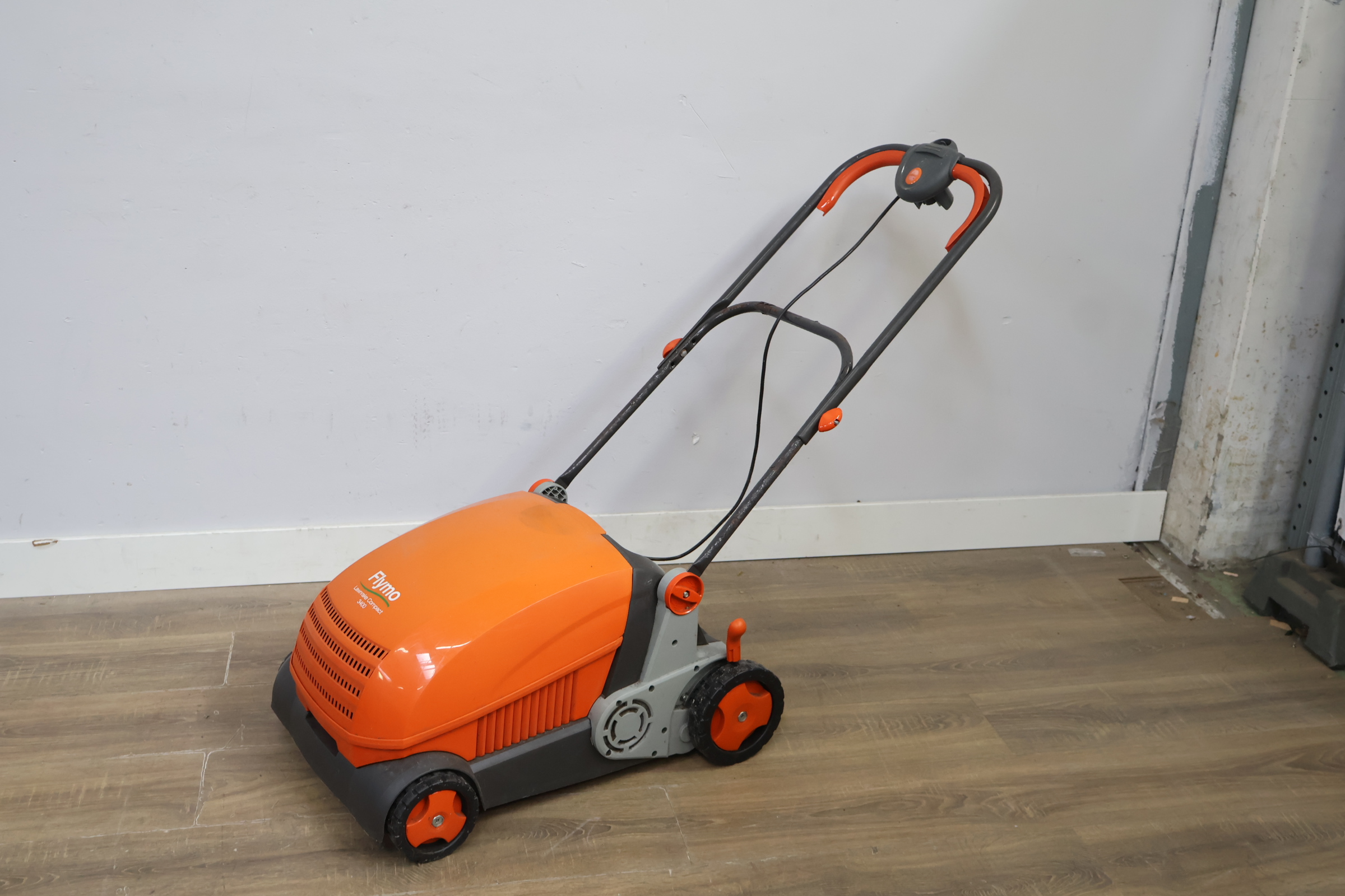Flymo Lawnmower Compact 340 Grasmaaier'' – foto 10 – kavel bij GSD Auctions, Zoeterwoude
