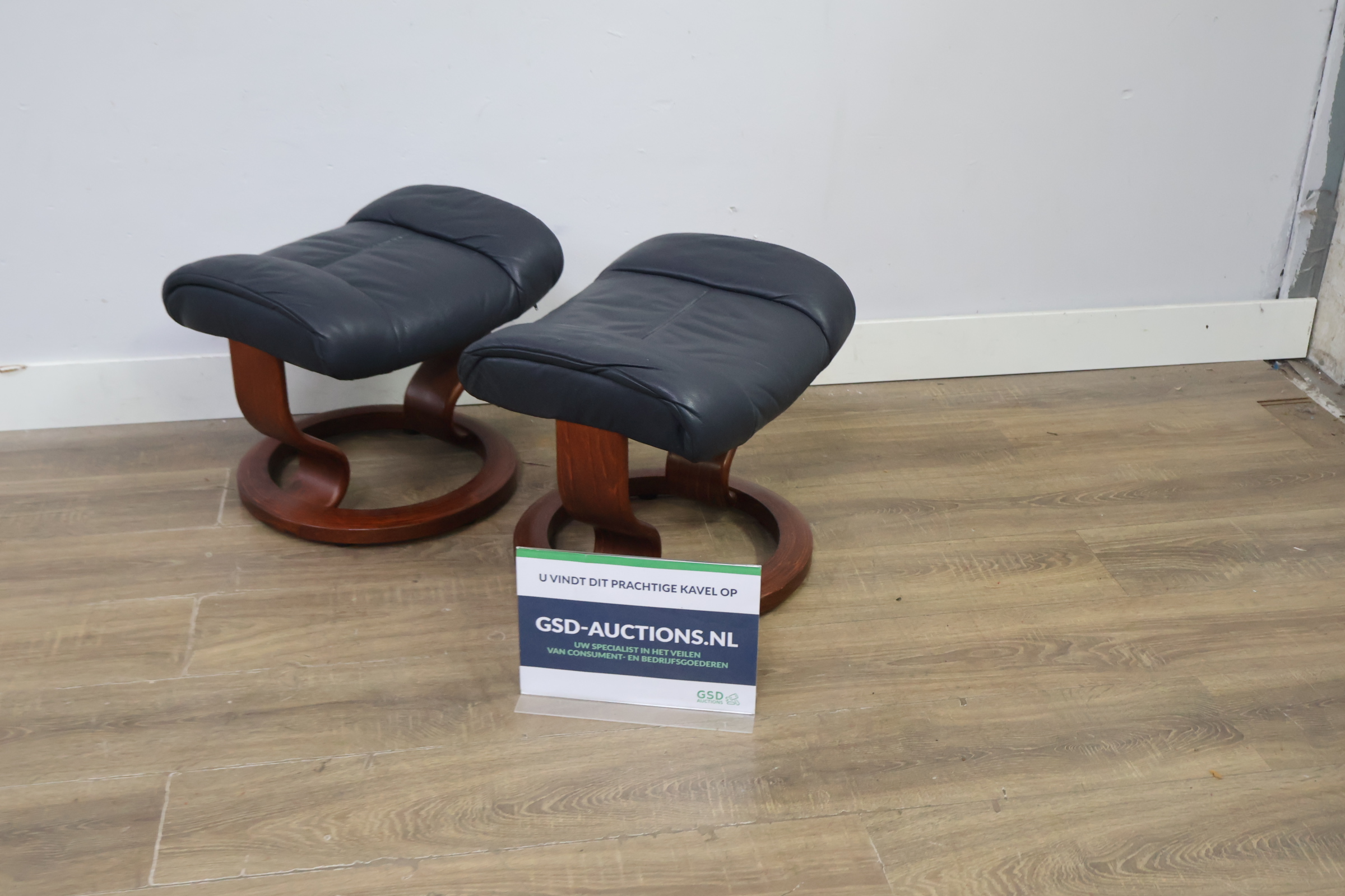 Set van twee voetenbanken – foto 2 – kavel bij GSD Auctions, Zoeterwoude