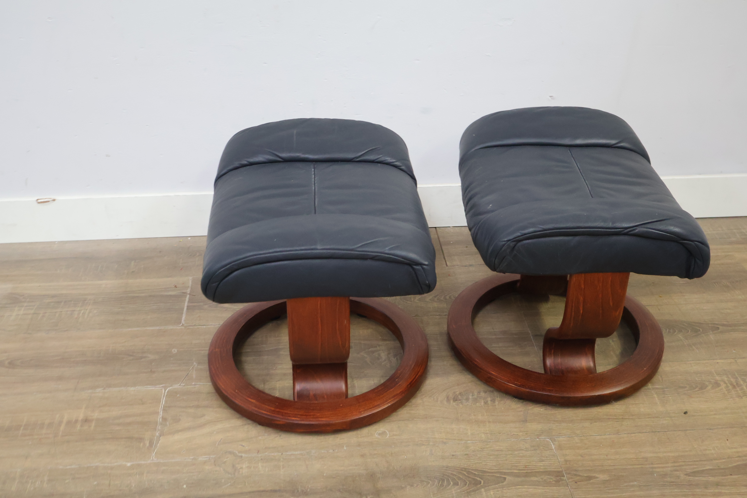Set van twee voetenbanken – foto 3 – kavel bij GSD Auctions, Zoeterwoude
