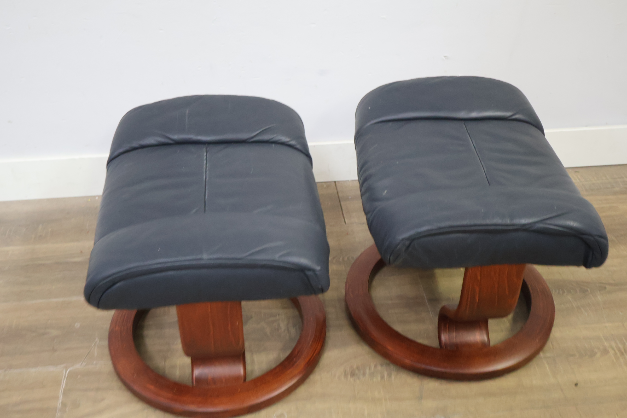 Set van twee voetenbanken – foto 4 – kavel bij GSD Auctions, Zoeterwoude