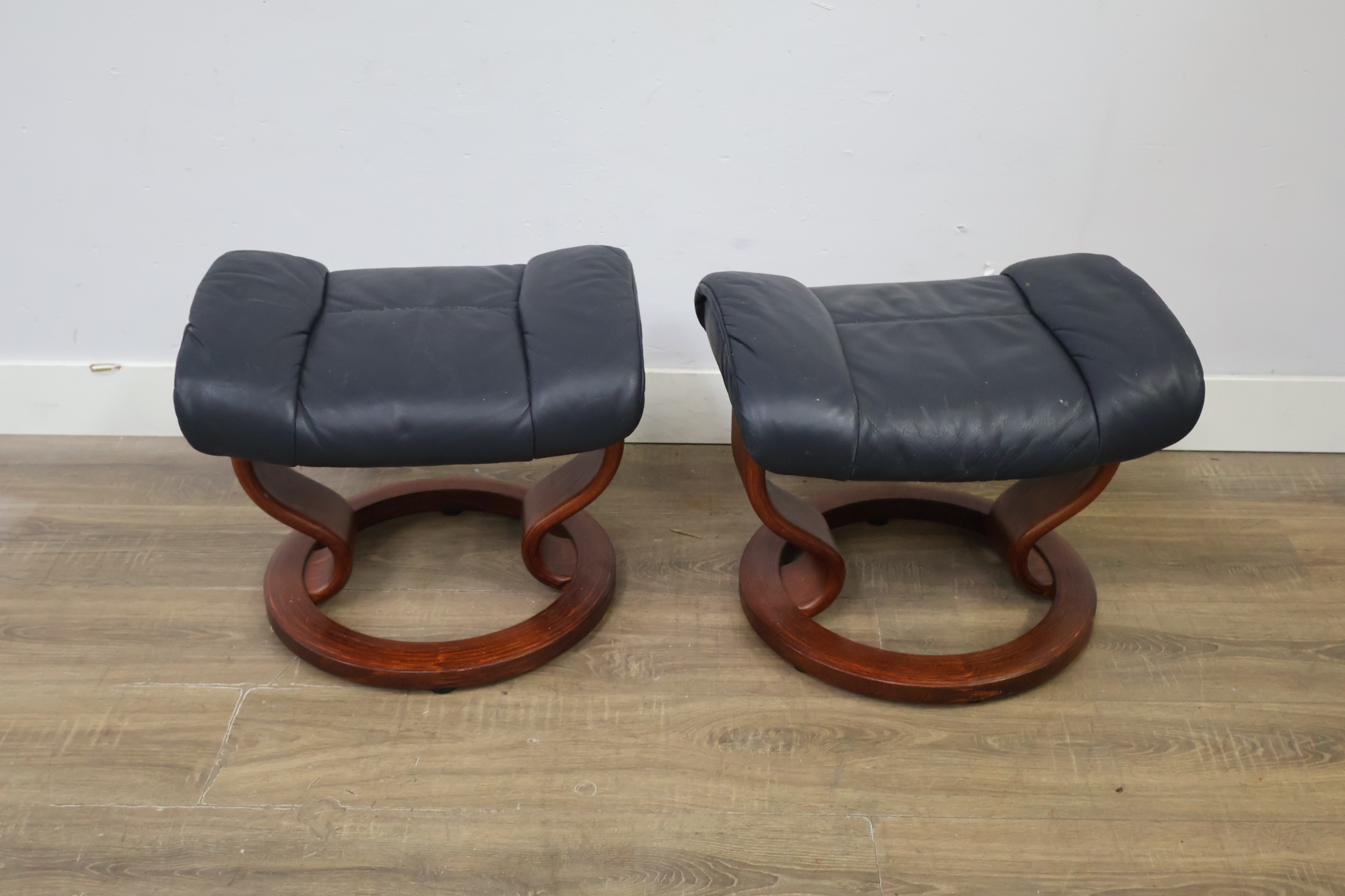 Set van twee voetenbanken – foto 5 – kavel bij GSD Auctions, Zoeterwoude