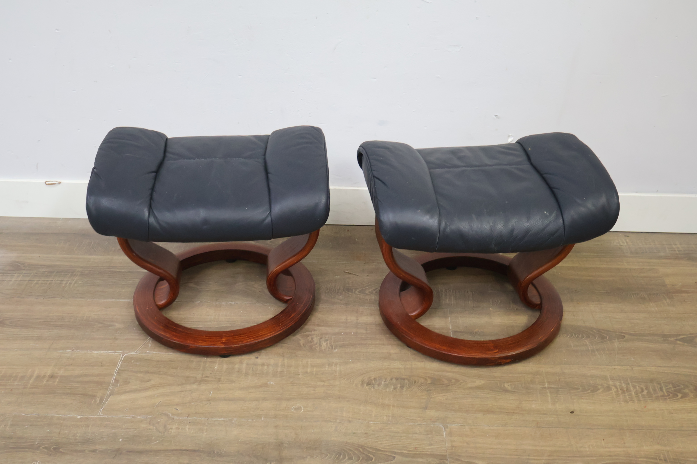 Set van twee voetenbanken – foto 6 – kavel bij GSD Auctions, Zoeterwoude