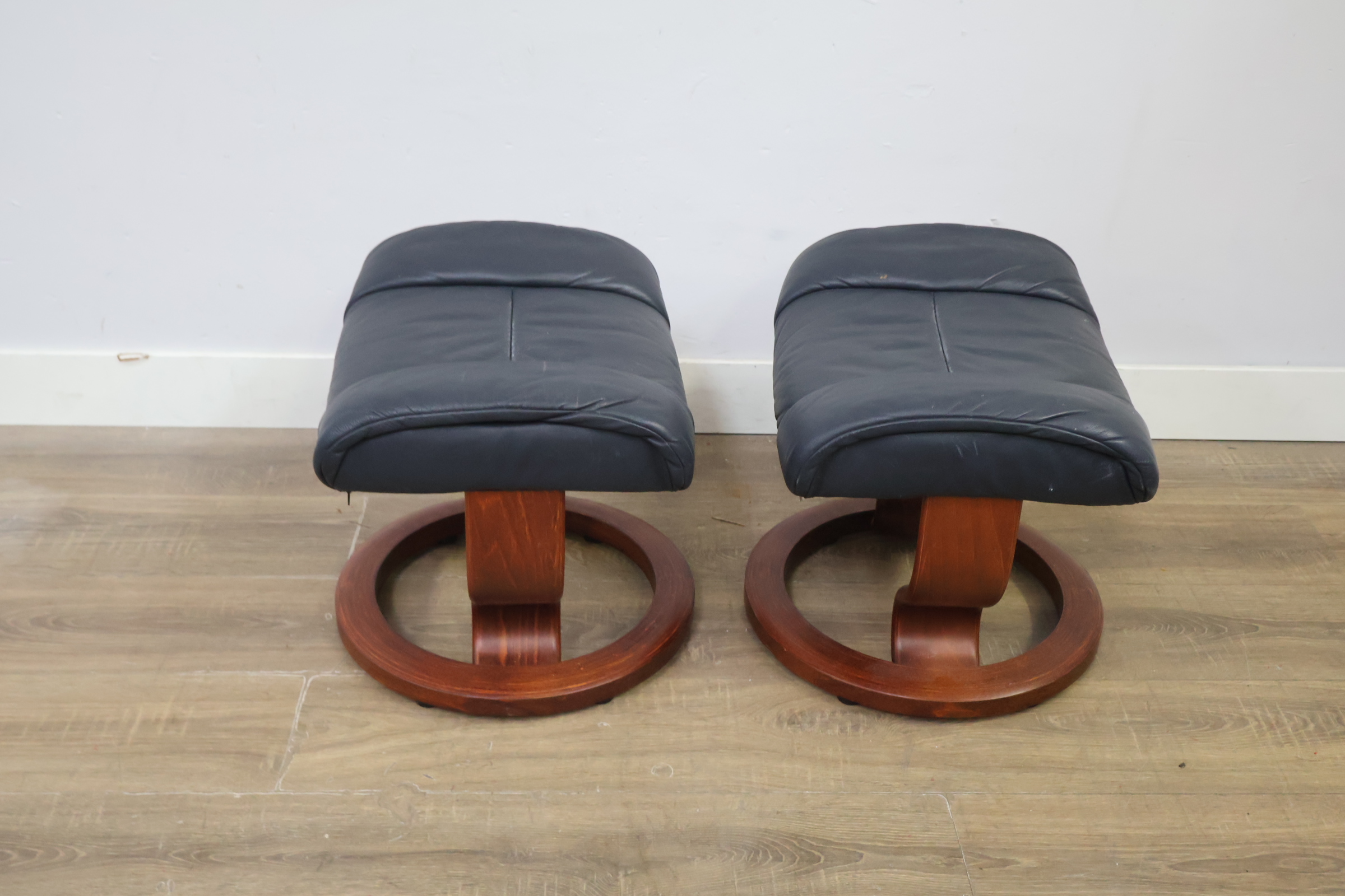 Set van twee voetenbanken – foto 7 – kavel bij GSD Auctions, Zoeterwoude