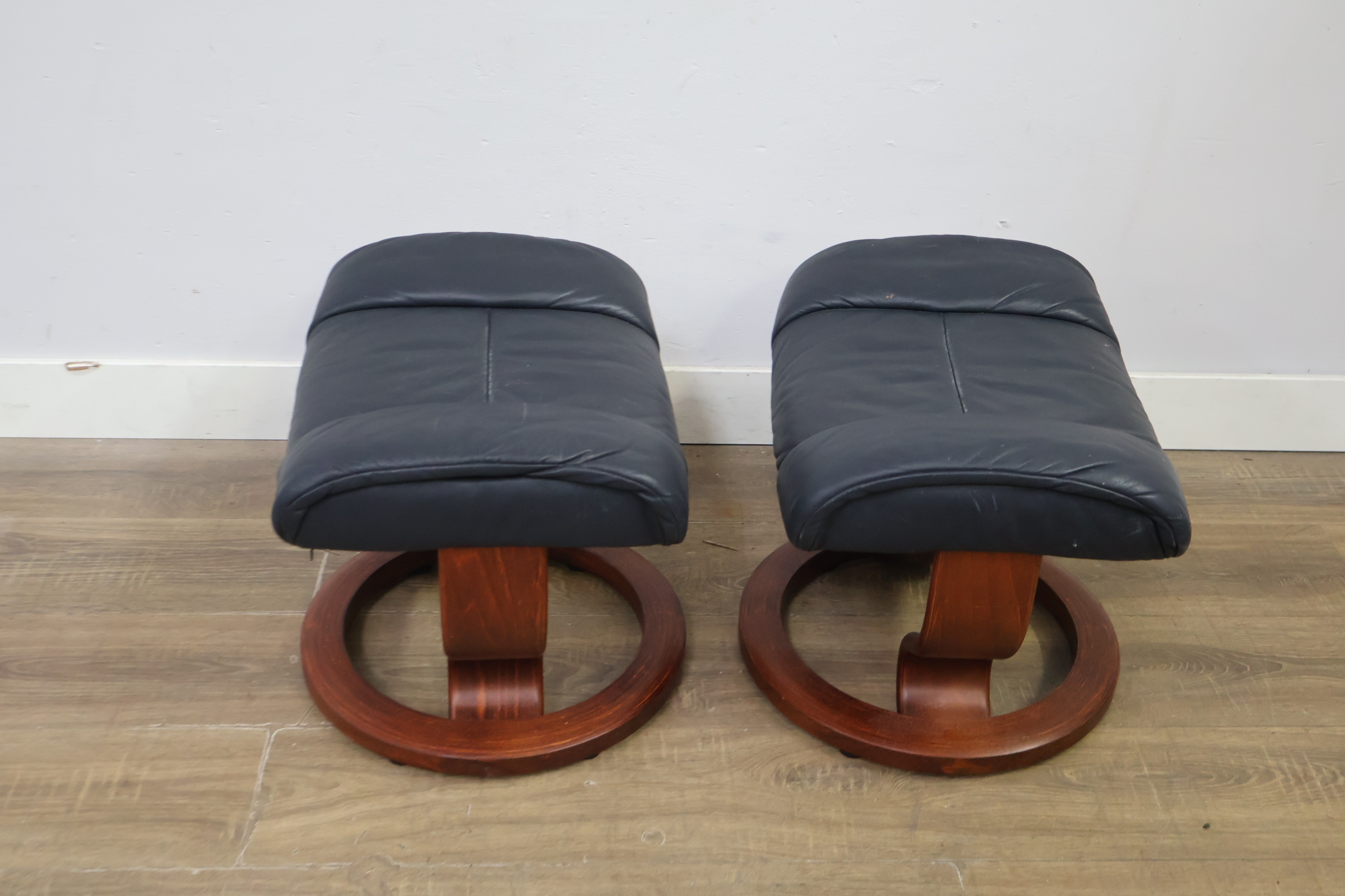 Set van twee voetenbanken – foto 8 – kavel bij GSD Auctions, Zoeterwoude