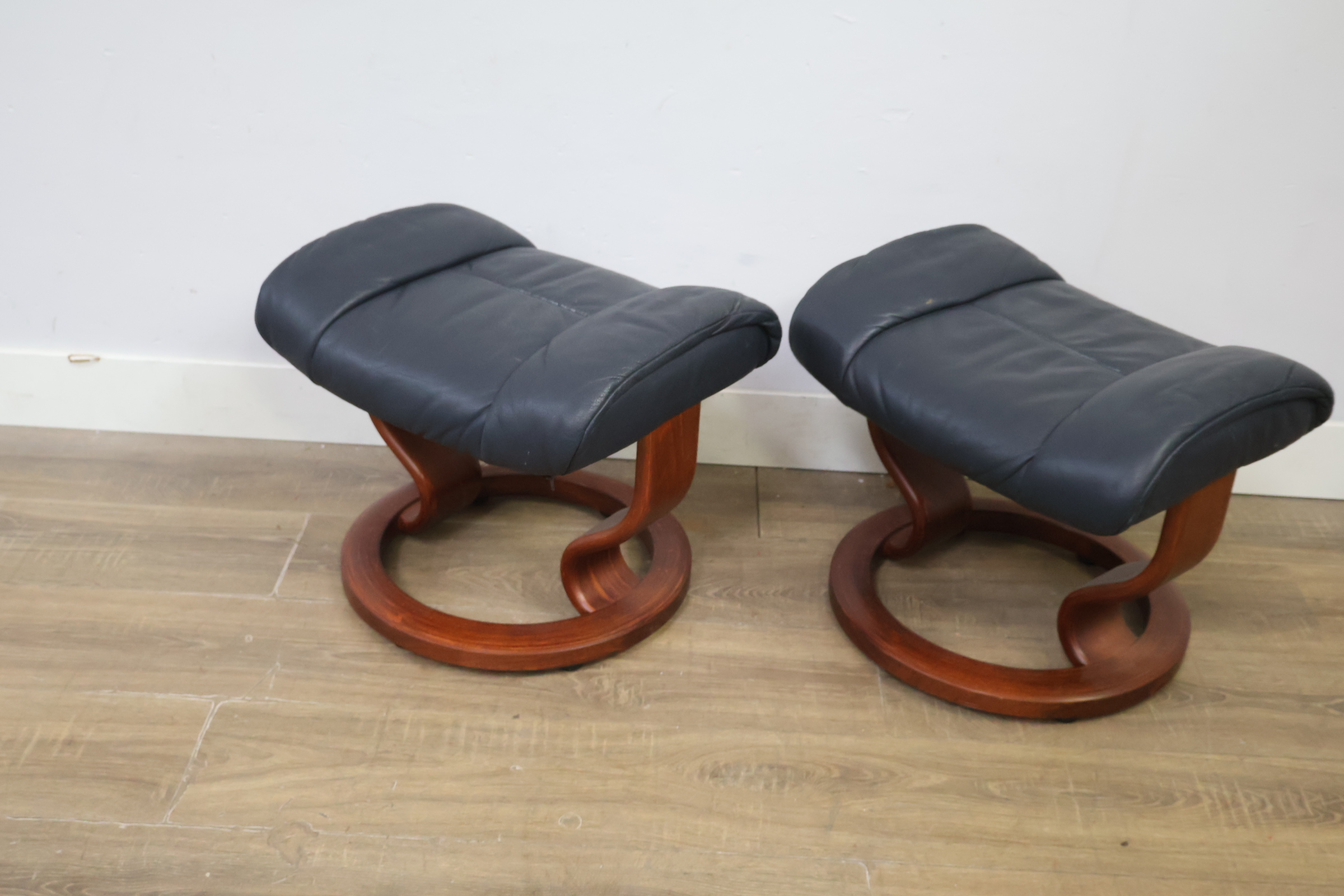 Set van twee voetenbanken – foto 9 – kavel bij GSD Auctions, Zoeterwoude