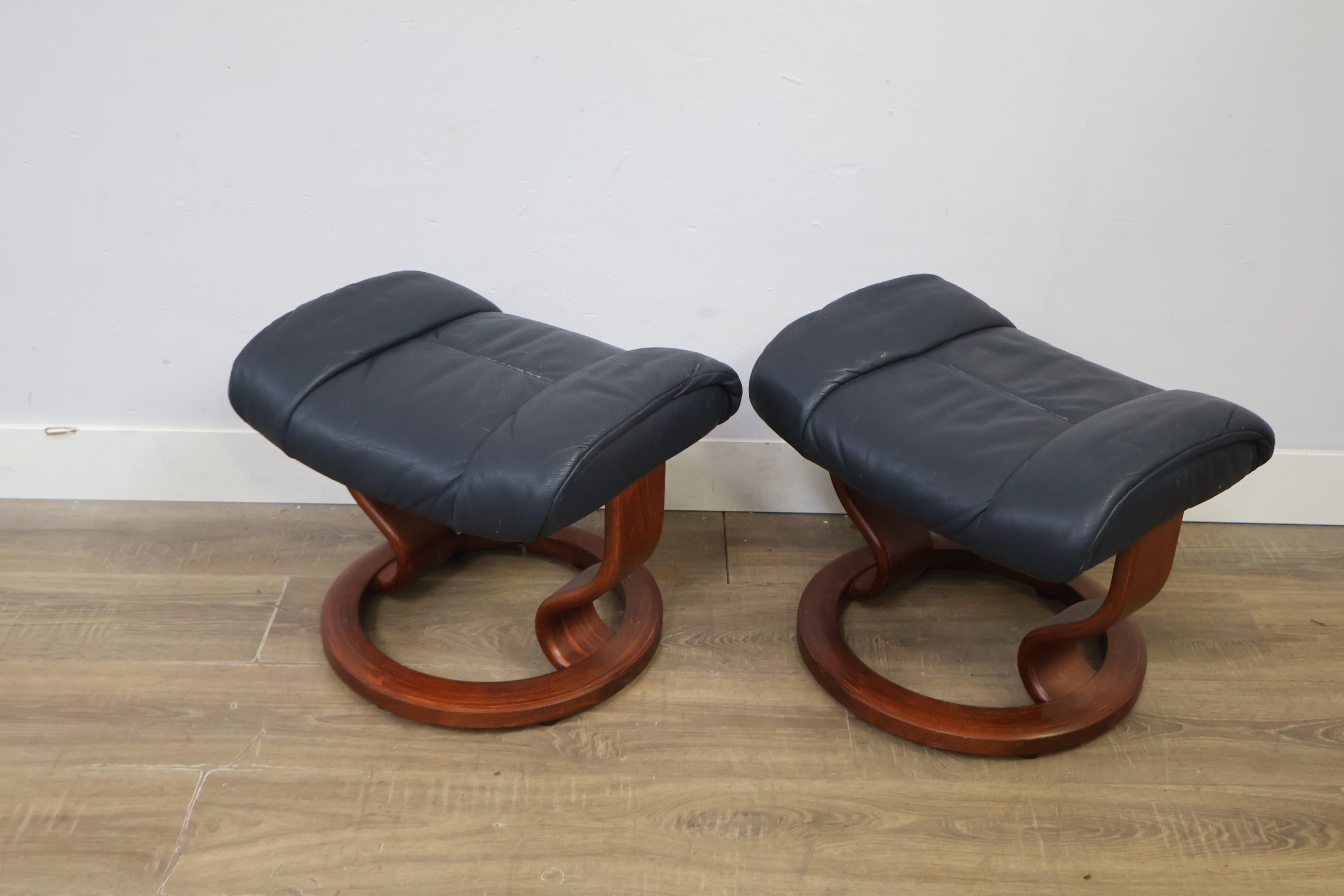 Set van twee voetenbanken – foto 10 – kavel bij GSD Auctions, Zoeterwoude