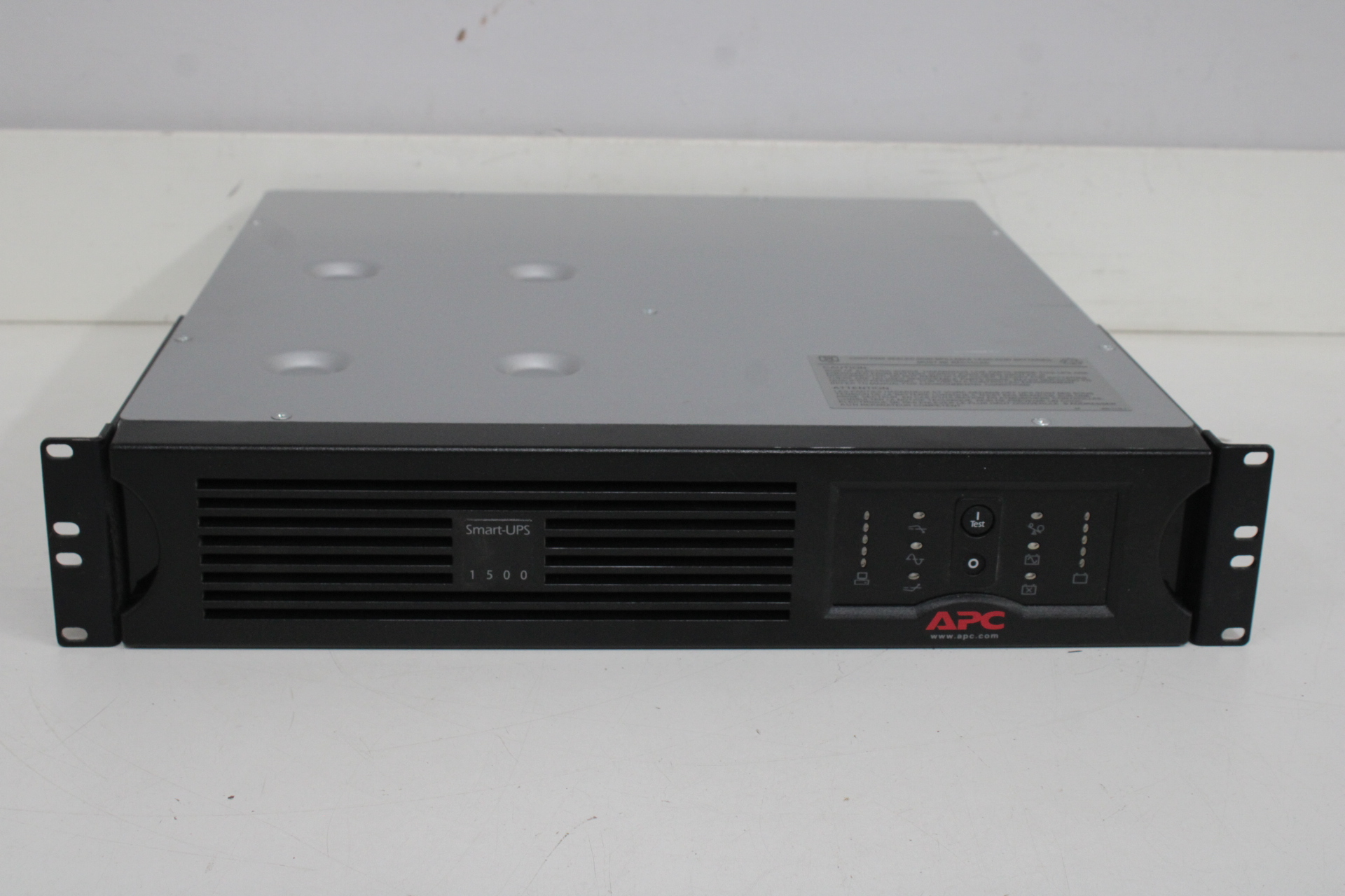 APC Smart-UPS 1500 rackmount batterij backup – foto 3 – kavel bij GSD Auctions, Zoeterwoude