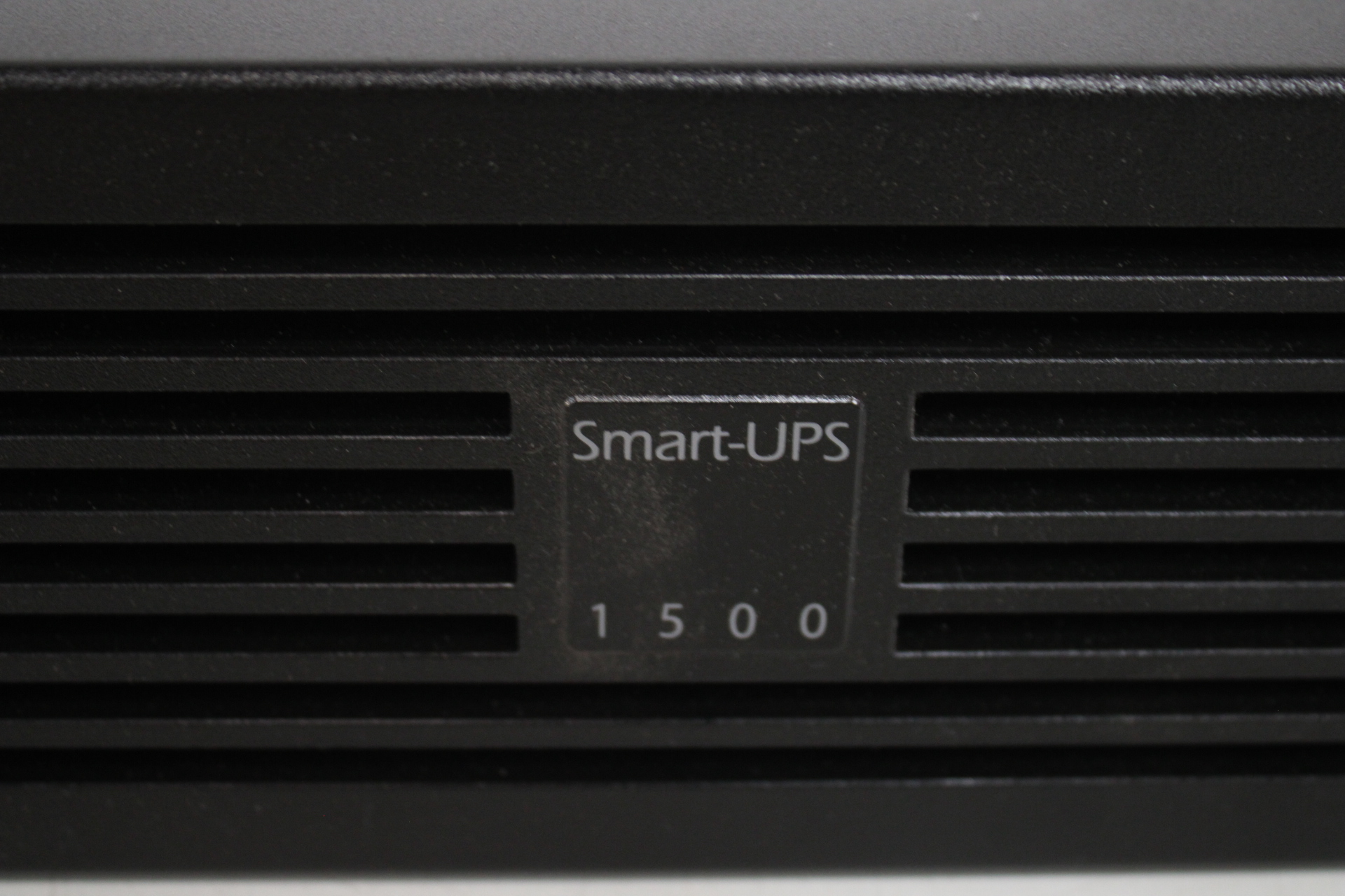 APC Smart-UPS 1500 rackmount batterij backup – foto 4 – kavel bij GSD Auctions, Zoeterwoude