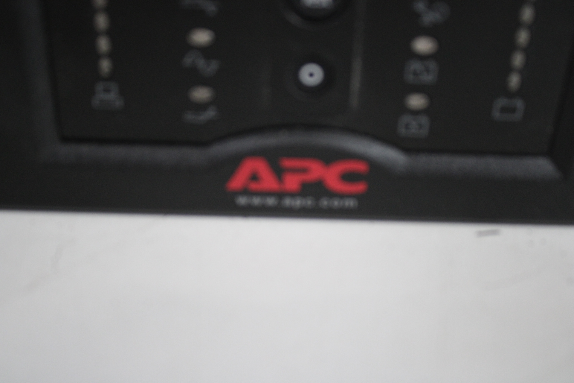 APC Smart-UPS 1500 rackmount batterij backup – foto 6 – kavel bij GSD Auctions, Zoeterwoude