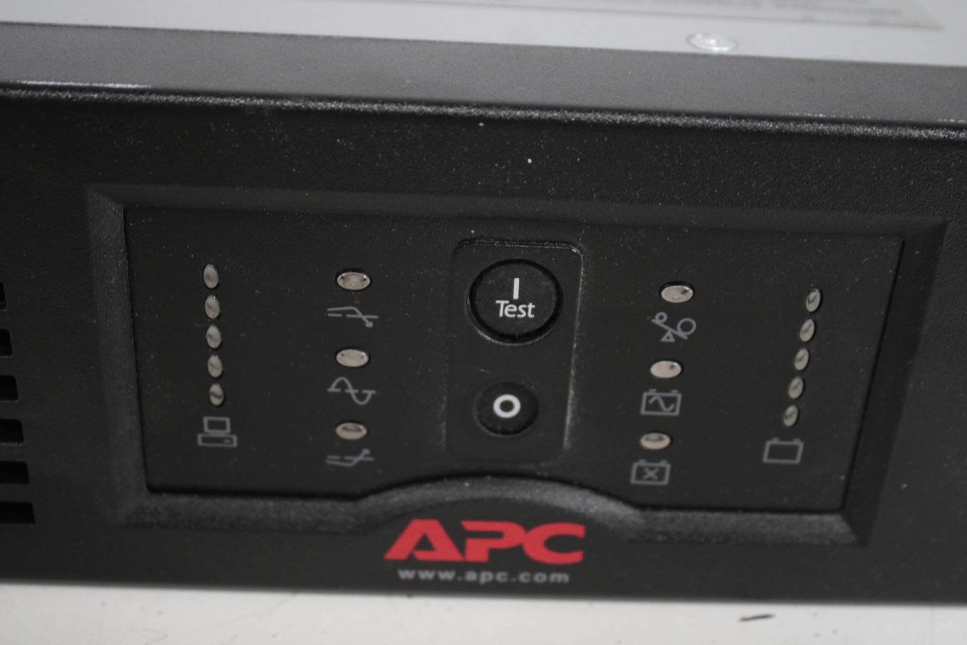 APC Smart-UPS 1500 rackmount batterij backup – foto 7 – kavel bij GSD Auctions, Zoeterwoude